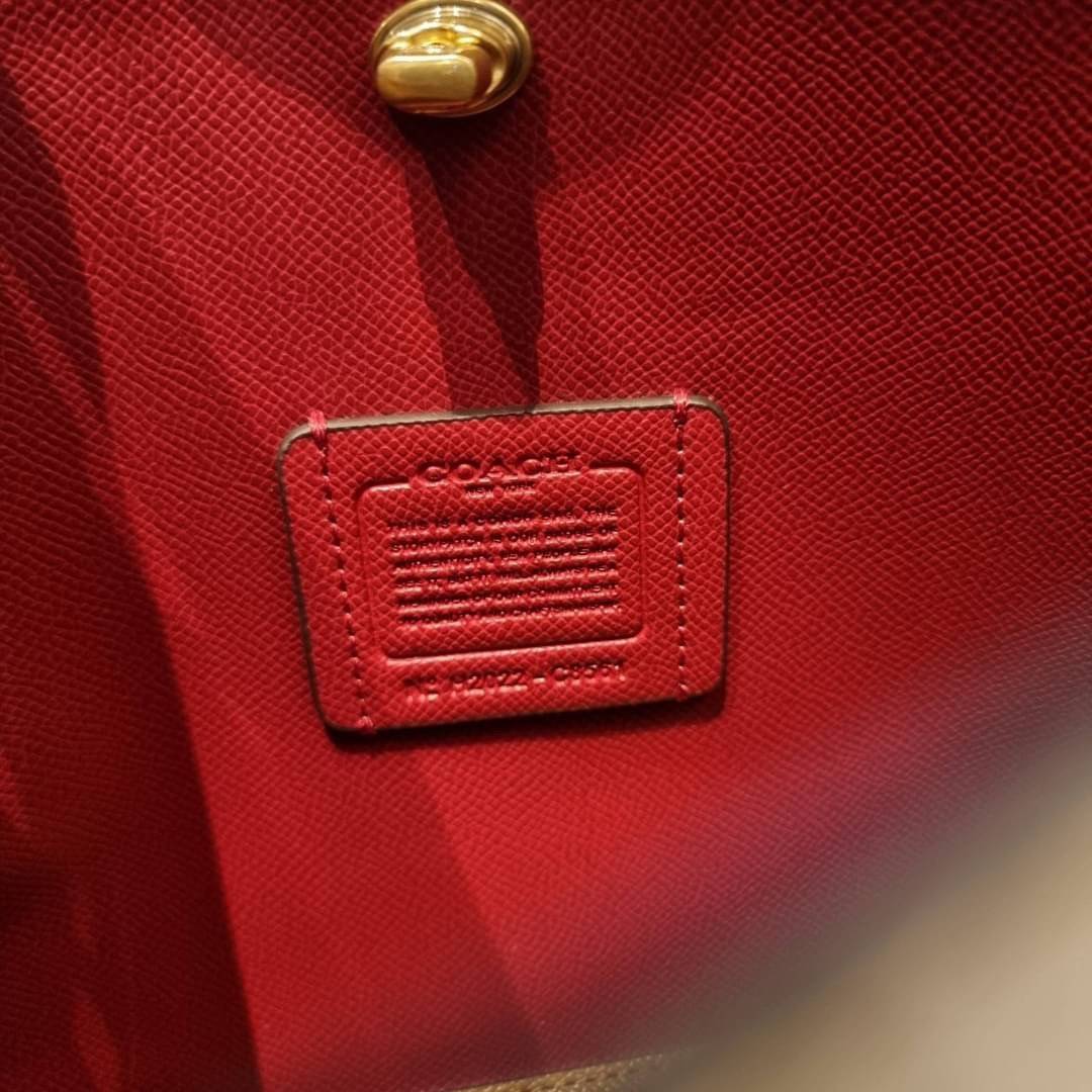 COACH C8561 C8869 WILLOW TOTE 24 IN COLOR BLOCK น้องสาวลุคลูกคุณมาแล้วจ้า กระเป๋าถือ/สะพาย ดีไซน์คัลเลอร์บล็อค ลงตัว เรียบหรู ใบจริงคือผู้ดี๊ผู้ดี ใช่ได้ทุกๆโอกาส วัสดุหนัง pepble อยู่ทรง เปิดปิดด้วยตัวบิดล็อค และอีกฝั่งเป็นกระดุมแม่เหล็ก ภายในโล่งกว้าง ใ