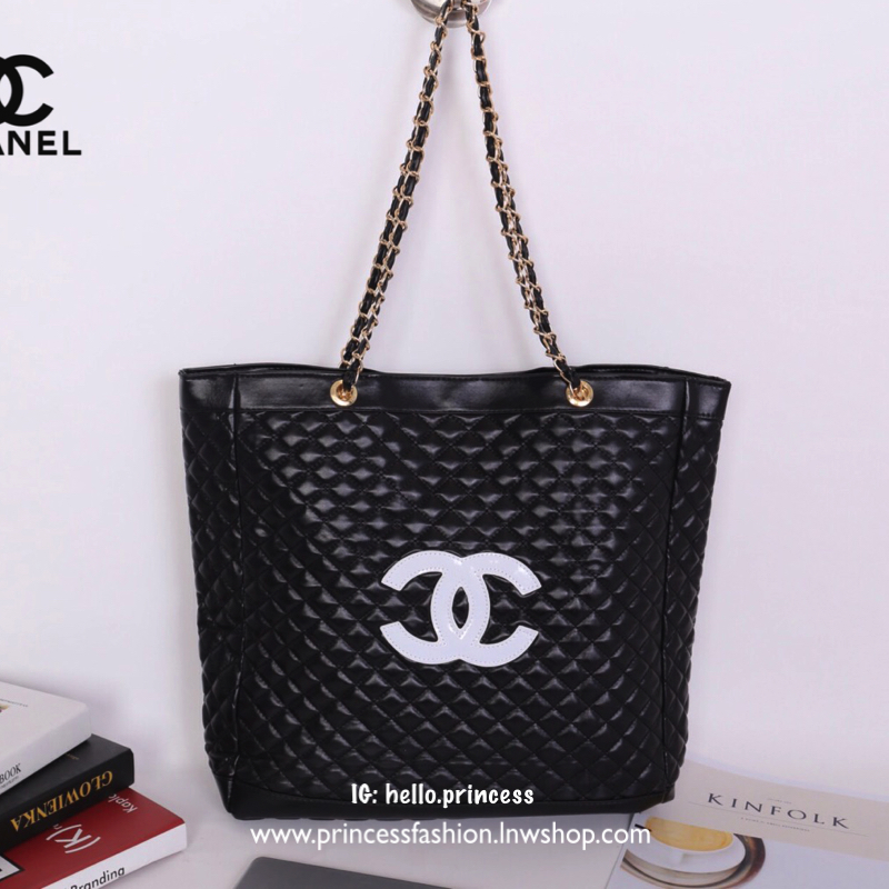 Chanel Quilted Tote Bag with Chain รุ่นหนังตาราง สินค้า Premium gift รุ่น Limited edition จากเค้าเตอร์แบรนด์ต่างประเทศ แท้ 100% วัสดุหนังลายตาราง คุณภาพดี ทรง Tote ใบใหญ่สวยน่าใช้ รุ่นนี้เปิดปิดด้วยกระดุม ด้านหน้าเย็บโลโก้หนัง CC สวยตามแบบฉบับแบรนด์ ซับใน