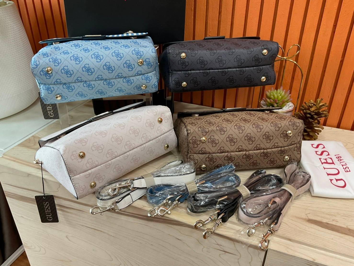 ราคาปังปิ๊นาศ (!!) มากแม่ 💕 GUESS Candace Top Handle Flap Bag กระเป๋าสะพาย Crossbody / คล้องแขน ถือออกงานได้ ทรงน่ารัก จากแบรนด์ GUESS สวยอยู่ทรง ขนาดกำลังดี น้ำหนักเบา ด้านหน้ามีโลโก้แบรนด์อะไหล่ทอง มีอะไหล่โซ่ห้อยด้านหน้าสามารถคล้องแขนและถือได้ 