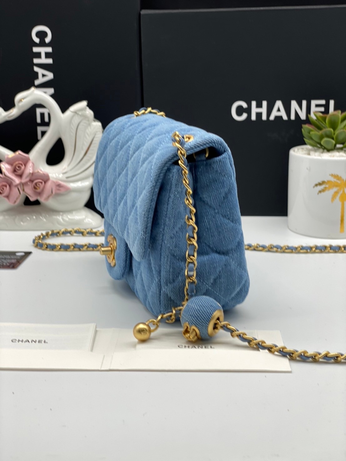 CHANEL Mini Flap Bag Denim Pearl Gold Hardware 18cm พร้อมส่งที่ไทย วัสดุผ้าเดนิมสีน้ำเงินแท้ พร้อมฮาร์ดแวร์โทนสีทองโบราณ และมีฝาปิดด้านหน้าปิดแบบเทิร์นล็อค CC ซิกเนเจอร์ของแบรนด์ ภาพสินค้าถ่ายจากงานขายจริง ใช้งานต่างประเทศได้