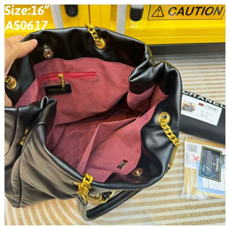 Chanel Tote Leather Bag กระเป๋าทรงโท้ทใบใหญ่ หนังเรียบผิวสัมผัสดีงามน่าหลงใหล อะไหล่สีทองเงางาม ดีไซส์เรียบหรูใช้งานง่าย รุ่นนี้สามารถใช้ได้ทั้งผู้หญิงและผู้ชายน้า