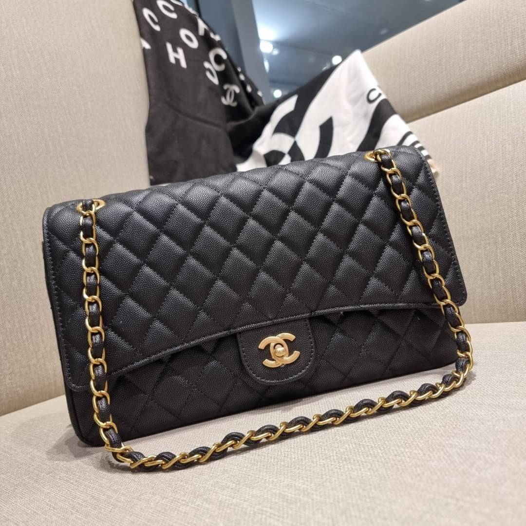 VIP 🥂 CHANEL LARGE CLASSIC JUMBO HANDBAG RARE ITEM!! CHANEL GIFT BOX SET สุดหรูชวนให้สะสมกันอีกแล้วหนึ่ง สุดยอดเดอะเบสท์ไอเท็ม พร้อมเสิร์ฟครบชุด สุดคุ้ม จัดให้กับกระเป๋ารุ่นคลาสสิคฮิตตลอดกาล ใบใหญ่จุแบบสุดๆ พร้อมกับผ้าคลุมไหล่ผืนใหญ่ ผ้าวูลนุ่มสุด