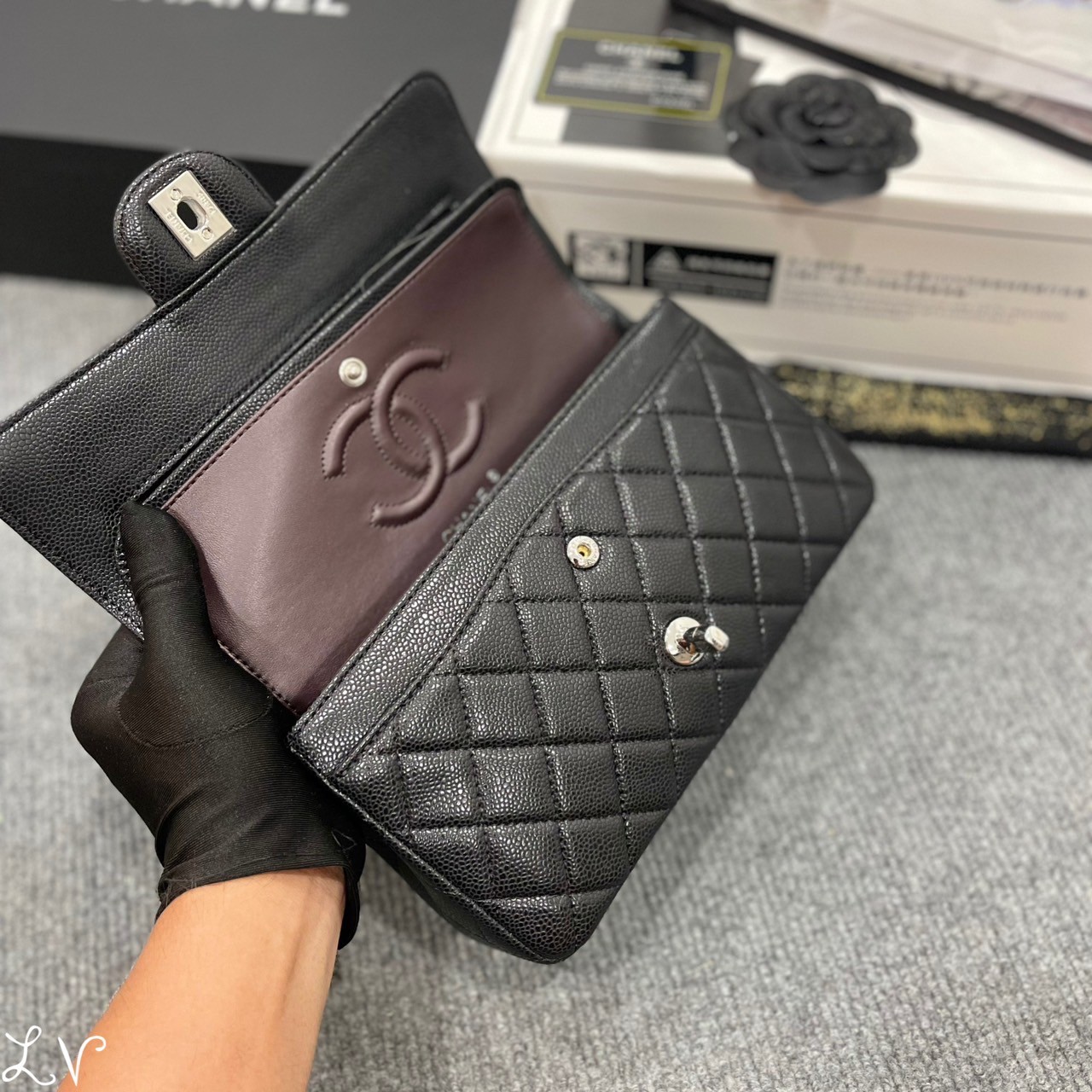 Chanel Classic 9" / Chanel Bag พร้อมส่ง กระเป๋าสะพายรุ่นยอดนิยม งานหนังสวยมาก มาพร้อมกล่อง อปก ครบเซ็ท ใช้งานต่างประเทศได้ ภาพถ่ายจากงานขายจริง