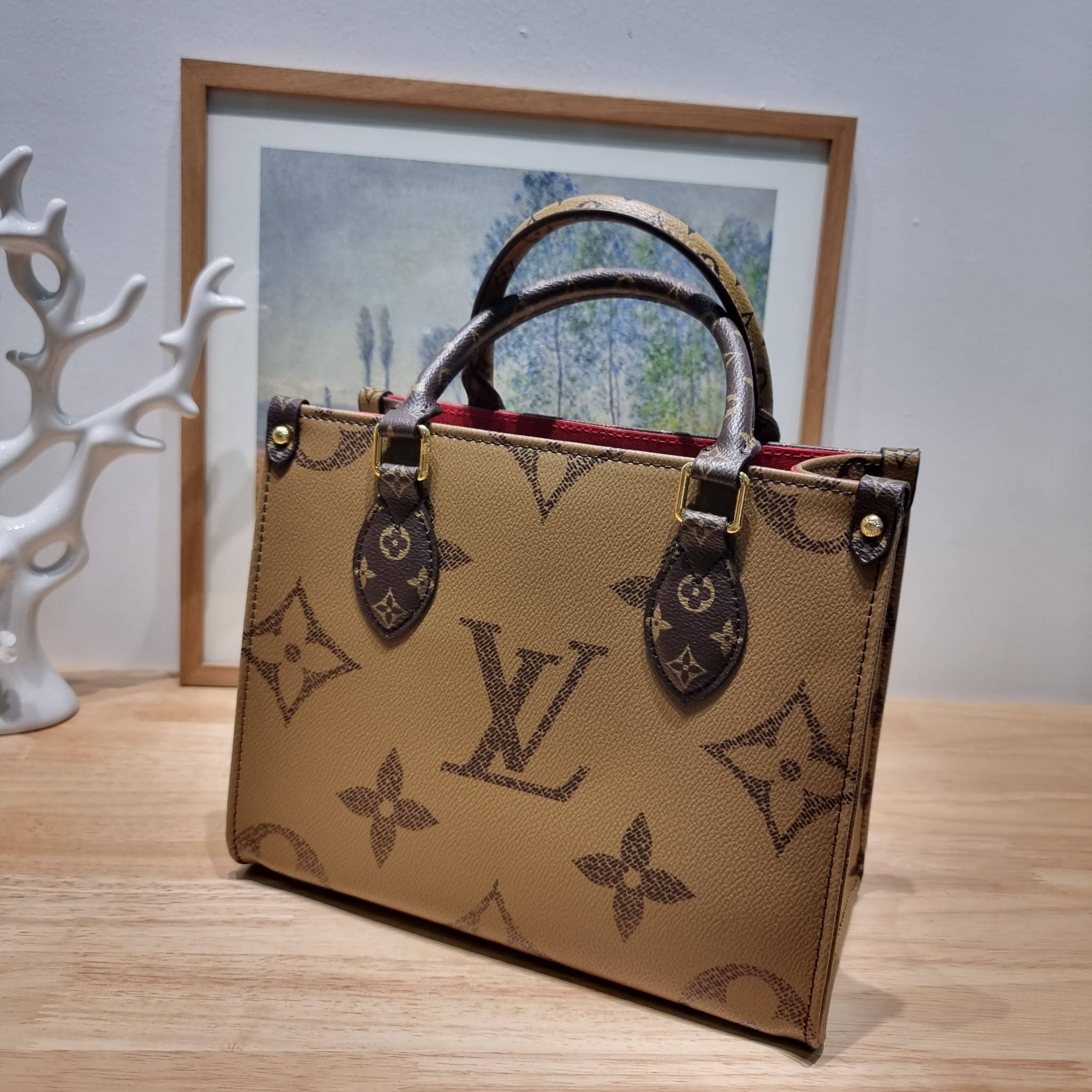 LV OnTheGo PM monogram tote bag / LV Tote Bag กระเป๋าทรงโท้ทที่ใครเห็นต้องเป็นคลั่งรัก ยอดฮิต คลาสสิค ผู้ดี หรูหราได้ทุกลุค ทุกสไตล์ มาพร้อมหูจับในตัว คล้องแขนก็ดูแพง หรือจะเกี่ยวสายครอสสะพายก็อัพลุคได้เลย