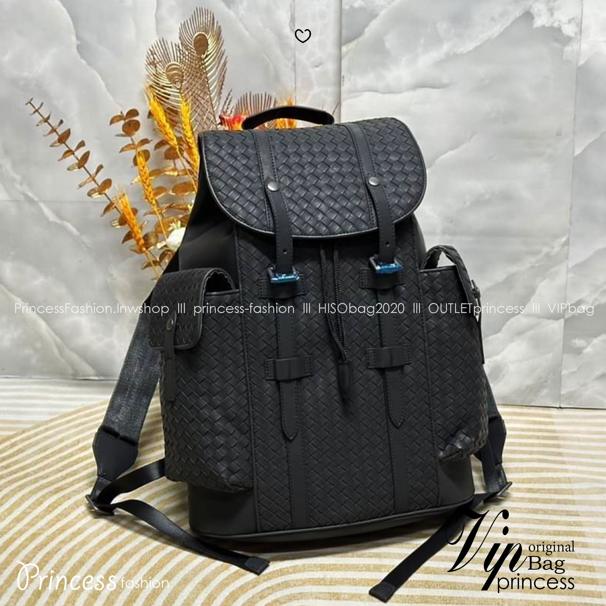 Bottega Veneta Shadow Signature Flap Backpack กระเป๋าเป้ โดดเด่นด้วยงานสานตารางสวยคลาสสิคเรียบหรูเป็นเอกลักษณ์ ดีไซน์เรียบง่าย แต่ดูแพง กิมมิคที่ใครๆก็อยากเป็นเจ้าของ