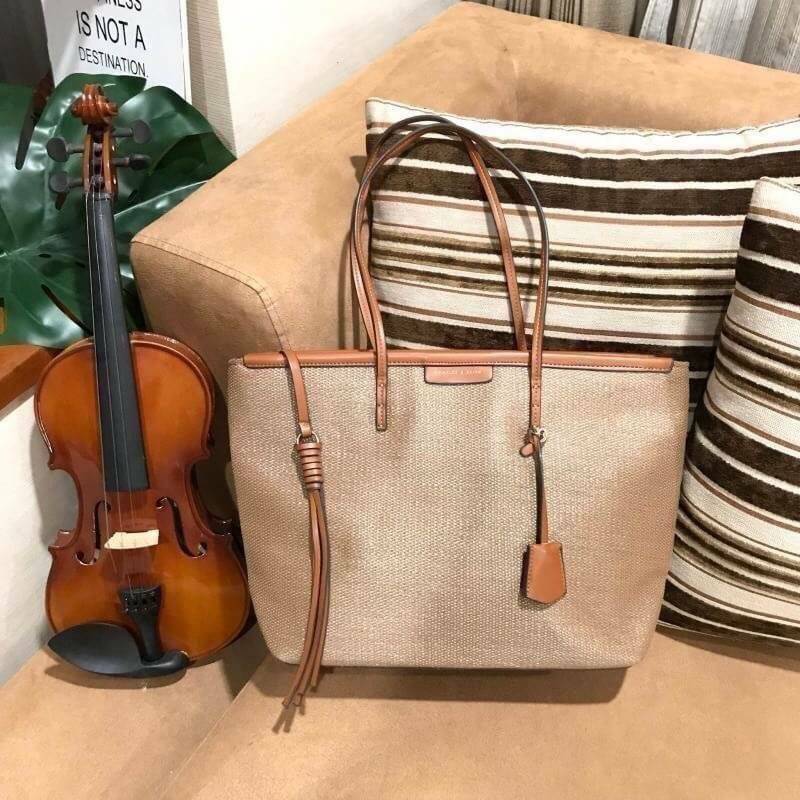 Charles & Keith Black Textured Tote Bag ฮอตฮิตตลอดกาลสำหรับรุ่นนี้ รุ่นยอดนิยม!! มากี่รอบกี่รอบก็ขายดี ใครไม่มีรุ่นนี้ติดตู้ไว้ถือว่าเชยมาก(!!) กระเป๋าสะพายทรง Shopping bag ใบใหญ่จุของได้ใจ น้ำหนักเบา โดดเด่นด้วย Textured วัสดุสานรอบใบ ตัดขอบหนัง สวยอยู่ท