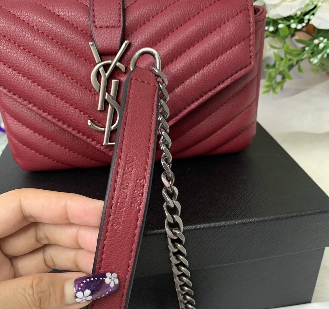 VIP 】SAINT LAURENT CLASSIC BABY COLLEGE MONOGRAM CHAIN BAG IN BLACK MATELASSE LEATHER VIP GIFT WITH PURCHASE (GWP) พรีเมี่ยมกิ้ฟ Limited Edition จาก YSL DUTY FREE COUNTER กระเป๋าสะพายรูปทรงน่ารัก ดีไซต์มาใหม่สำหรับสาวก SAINT LAURENT มีหูจับเกร๋ๆ ที่ด้านบน