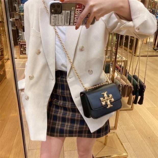 TORY BURCH ELEANOR SMALL CONVERTIBLE SHOULDER BAG ฮอตไอเท็ม รุ่นนี้ขายดีขายหมด คัมแบค!! สวยหรู คุณหนู ผู้ดี!! หายากมากที่สุด!! กระเป๋าสะพายข้าง ดีไซน์อยู่ทรง ขนาดกำลังสะดวกใช้สำหรับสาว วัสดุหนังแท้เต็มใบ สีทูโทน เปิด-ปิดด้วยแถบแม่เหล็ก ภายในแบ่งสัดส่วนได้