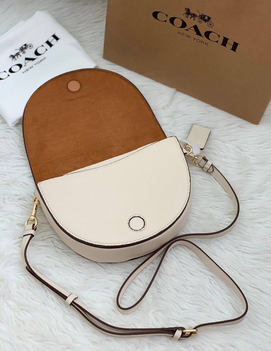 พร้อมส่งที่ไทยครบทั้ง6สีค่ะ 😘 Coach Ellen Crossbody In Signature ((C1432)) กระเป๋าทรงฮาฟมูนรูปทรงคลาสสิก ออกแบบให้มีลักษณะโค้งมน ไม่ดูเป็นทรงแข็งจนเกินไป ดีไซน์และสีของกระเป๋ายังเรียบง่าย เข้าได้กับทุกชุด สะพายครอสบอดี้ร์//สะพายข้าง หรือถือแบบคลัท