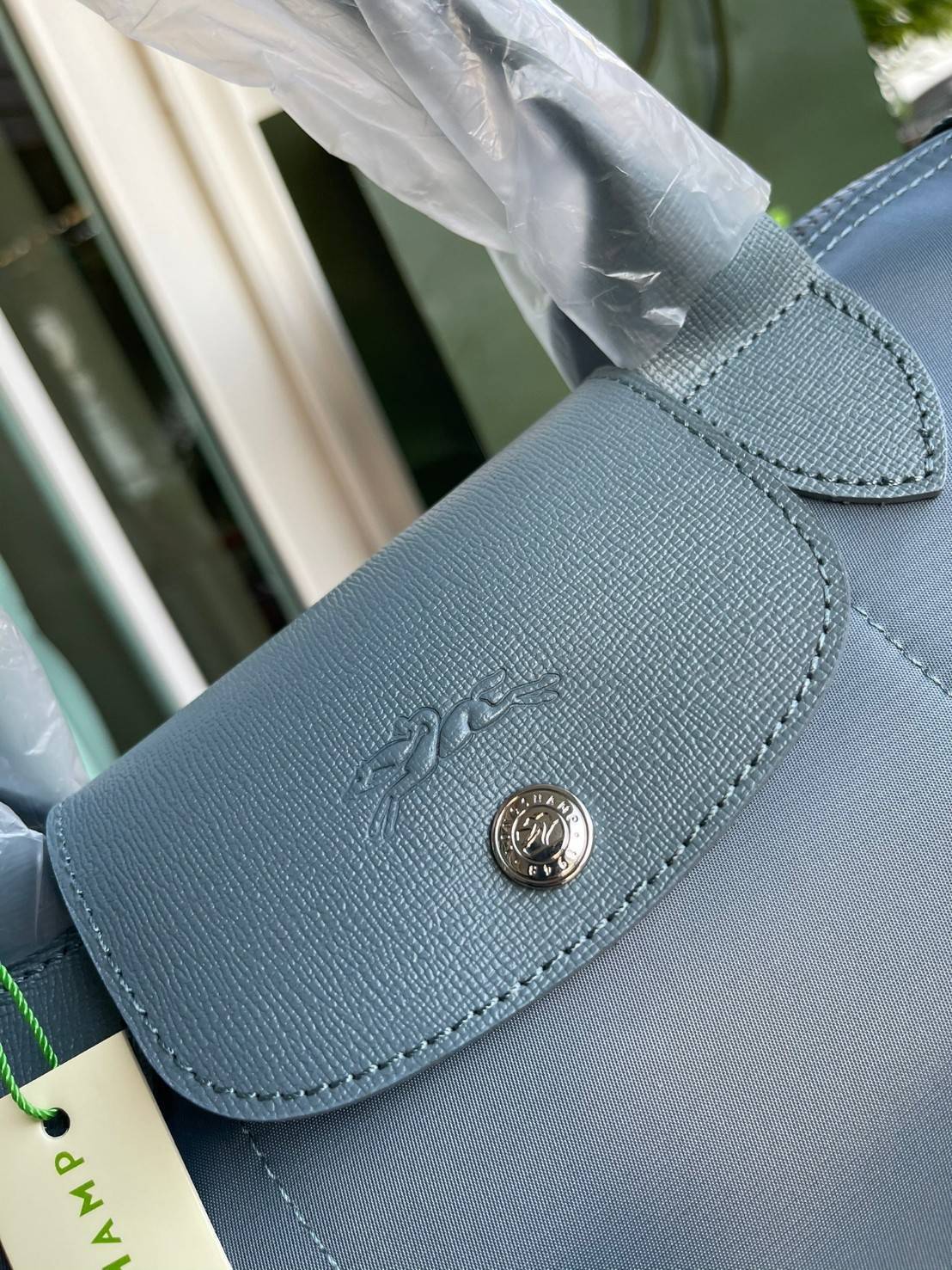 ของแท้ 💯% Longchamp LE PLIAGE NÉO TOP HANDLE BAG (small size) อีกหนึ่งรุ่นยอดนิยม ที่สาวๆ ต้องมีไว้เก็บไว้สักใบ กระเป๋าโท้ทใบนี้ มาพร้อมกับสีที่มีสไตล์เรียบง่าย