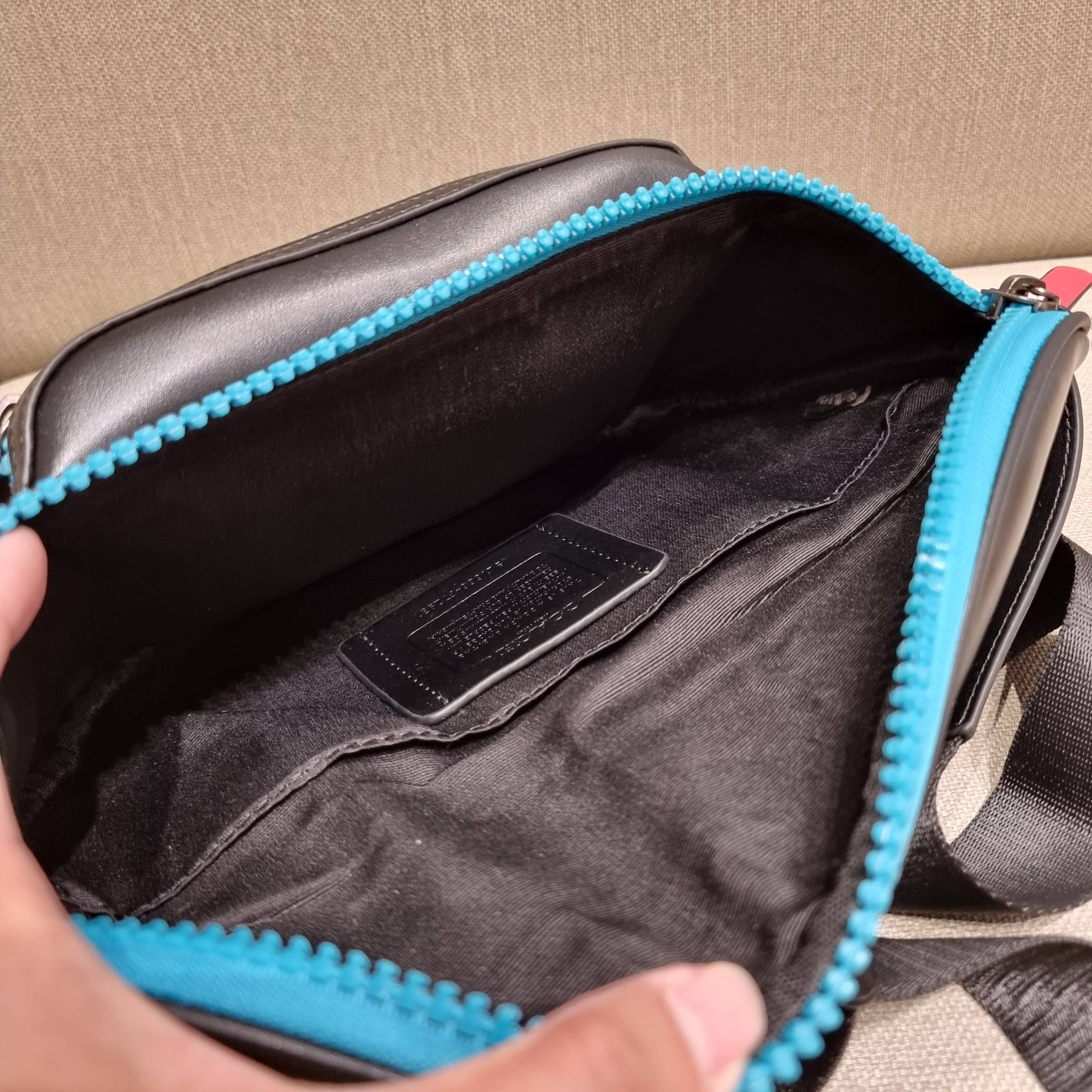 COACH F72931 TERRAIN BELT BAG IN SIGNATURE CANVAS กระเป๋าคาดอก ดีไซน์สุดเท่ มองยังไงก็ไม่มีเบื่อ ด้วยรูปลักษณ์ และความคลาสสิค ผสานกันอย่างลงตัว วัสดุหนังแคนวาสสลับหนังแท้ มีช่องซิปแบ่งเป็นสัดส่วน ด้านหลังบุนวมและมีช่องซิปไปอีก!! ภายในโล่งกว้าง ใส่กระเป๋าส