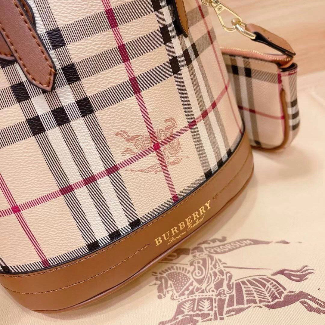 BURBERRY VINTAGE SET BAG VIP GIFT WITH PURCHASE (GWP) **ซื้อ1ได้ถึง2ใบ กระเป๋าถือทรงสวยหรู งานพรีเมี่ยมกิ๊ฟ Limited Edition จากBURBERRY วัสดุหนังPVC สวยหนังนิ่ม ตัดด้วยสายหนังสีน้ำตาลเข้ม **สวยตาแตกกกก มาพร้อมช่องใส่ของขนาดใหญ่ อยกเป็นช่องซิปและช่องใส่ของ
