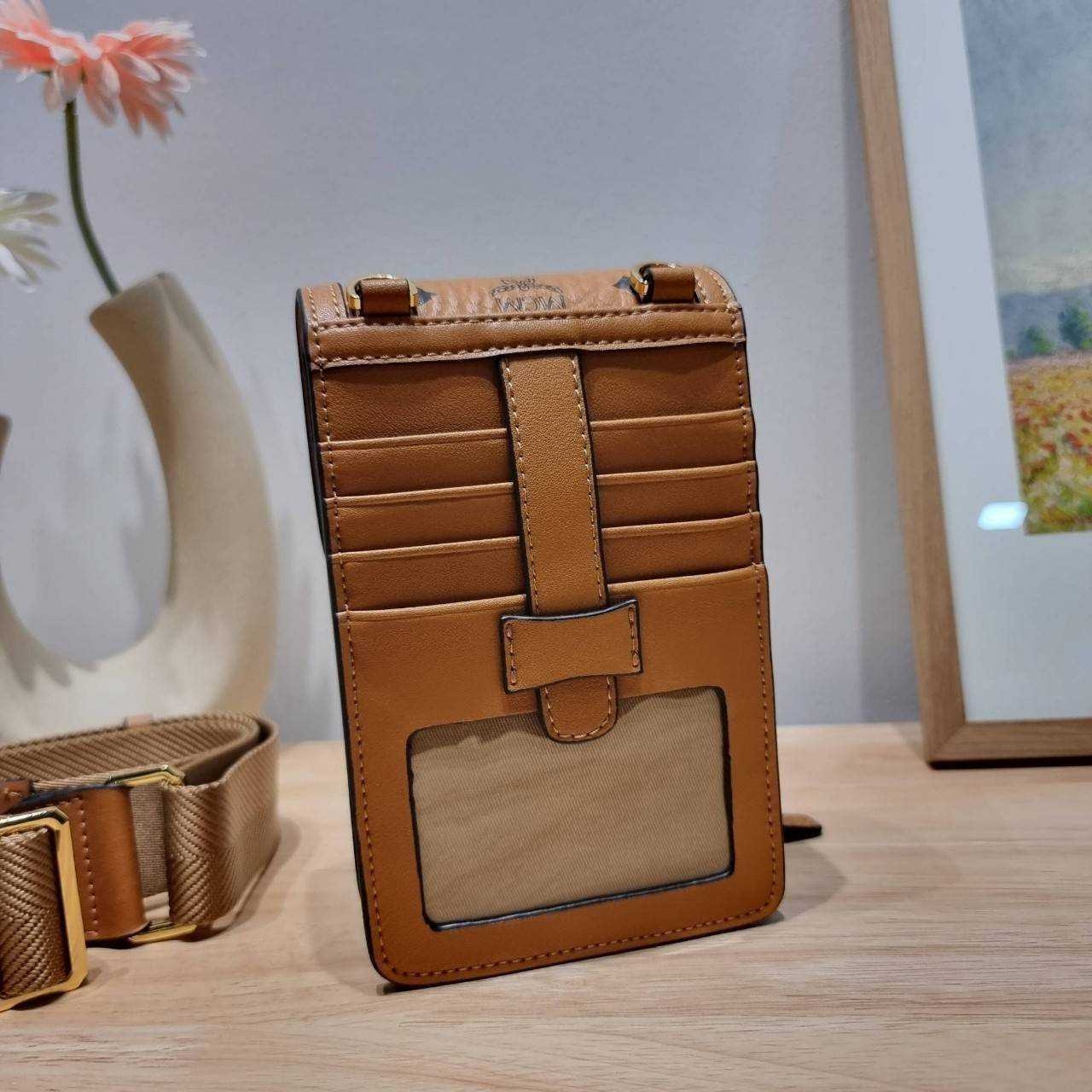 M.C.M CROSSBODY PHONE CASE IN VISETOS กระเป๋าสะพายข้าง สำหรับใส่ gadget คูลๆอย่างโทรศัพท์มือถือ ให้หนุ่มๆพกพาไปไหนๆได้สะดวก คล่องตัวกว่าเดิม เกรดออริ ท็อป 1:1 เกรดดีสุด สลับแท้