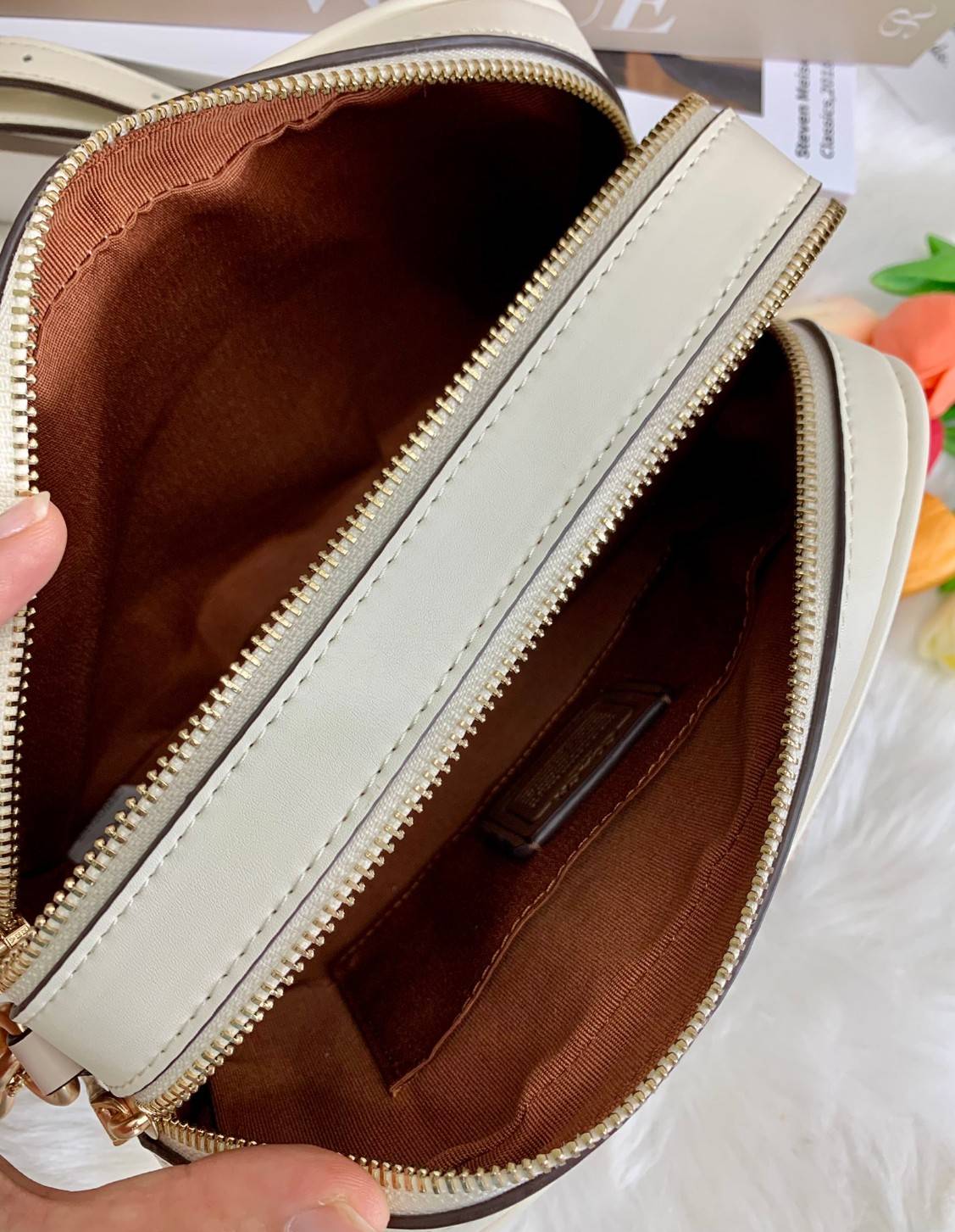 COACH C1569 JES CROSSBODY WITH LINEAR QUILTING ใหม่ล่าสุด!! กระเป๋าสะพายข้าง รุ่น 2 ซิป ใบใหญ่จุใจ ดีไซน์ใหม่ เพิ่มลูกเล่นให้ดูหรูหรายิ่งขึ้น วัสดุหนังสังเคราะห์บุเป็นลายเส้นสวยงาม เปิด-ปิดด้วยซิป 2 ช่องหลัก ใช้งานง่าย ทรงสวยมากๆรุ่นนี้ มาพร้อมสายสะพาย cr