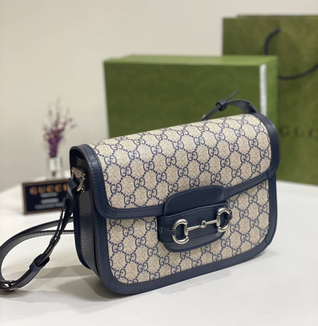 GUCCI Horsebit 1955 GG mini bag กระเป๋าสะพายสุดหรู ผ้าแคนวาส GG Supreme ดีไซน์ร่วมสมัยผ่านการออกแบบใหม่ ถ่ายทอดความรู้สึกเกี่ยวกับการละทิ้งกฎเกณฑ์เดิมๆ ของแฟชั่นผ่านการออกแบบ โดยแบรนด์ถ่ายทอดแนวคิดที่ว่าชิ้นงานควรอยู่เหนือกาลเวลา