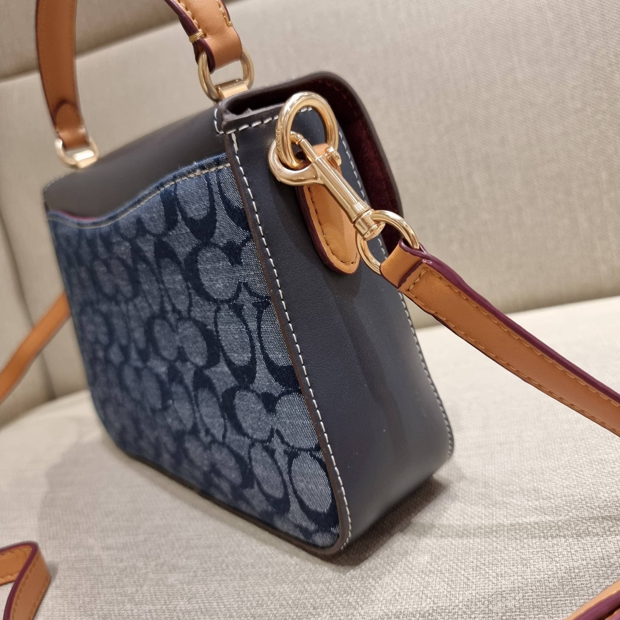 COACH C4921 MARLIE TOP HANDLE SATCHEL IN SIGNATURE CHAMBRAY กระเป๋าถือ/สะพายข้าง มีดีไซน์ยูนีค โดดเด่น ตกแต่งโลโก้ด้านข้างอะไหล่ทอง วัสดุผ้าแชมเบรย์ ทอเส้นลายสวย เปิด-ปิดด้วยตัวล็อคแน่นหนา ภายในเป็นช่องโล่ง ใส่ของได้ครบครัน มาพร้อมหูจับในตัวและสายสะพายข้า