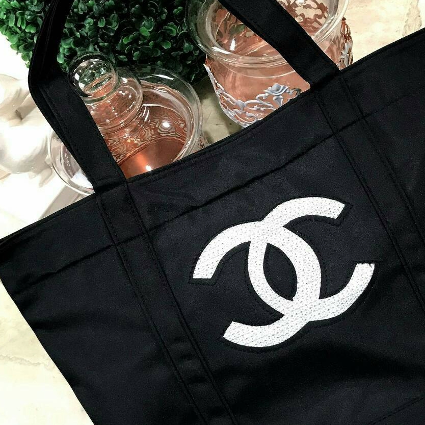 Must Have! Chanel Satin Shopping Bag กระเป๋าสะพายทรง Shopping Bag พรีเมี่ยมกิ้ฟ Limited Edition ของแท้ 100% นำเข้าจาก Chanel Perfume Counter ใบใหญ่วัสดุ SATIN ประดับคริสตัลสีดำโลโก้ CC สุดคลาสสิค ซับใน Polyester 100% เปิดปิดด้วยกระดุมแม่เหล็ก น้ำหนักเบา จ