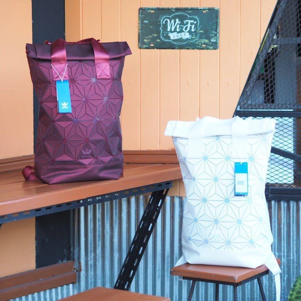 ADIDAS ISSEY MIYAKE ROLL TOP BACKPACK ความสปอร์ตซ่อนเท่ ด้วยลวดลาย 3D เก็บหมดทุกเม็ดทั้ง Tablet และ Gadgets โดยใช้ลูกเล่นของเหลี่ยมและมุมเชื่อมเข้าหากันขณะเดียวกันสีของกระเป๋านั้นคือสีแดงเท่ มีเสน่ห์ลึกลับ การออกแบบกระเป๋าเป็นเหมือนถุงทรงสูงในส่วนปากกระเป