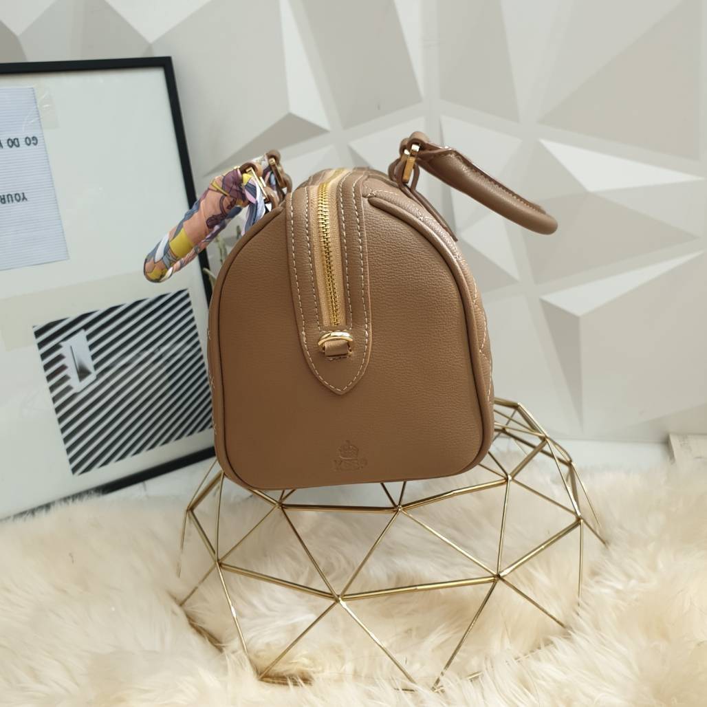 สินค้าขายดี ขนาด มินิ สวยมากคะ >> รุ่น KEEP leather Pillow bag สวย น่ารัก ขนาดตอบทุกโจทย์การใช้งาน เห็นแล้ว **หลงรักเลยคะ ตัวกระเป๋าขนาดกำลังดี ปักลายตารางสวย จุของคุ้ม หนังชนิดพิเศษ สวยมาก ดูแลรักษาง่าย มาพร้อมสายสะพาภายในมีช่องซิป และช่องใส่ของจุก