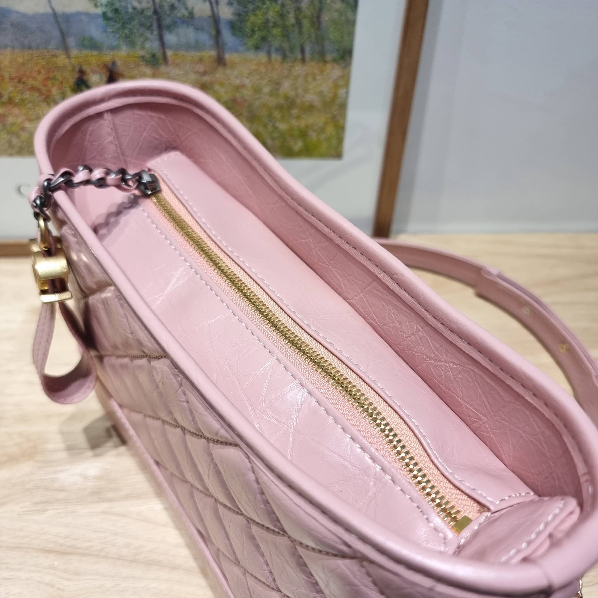 CHANEL Gabrielle Bag Medium สวยคลาสสิค No.1 ต้องยกให้ไอเท็มนี้เท่านั้น กับกระเป๋าสะพายซิกเนเจอร์ ดีไซน์ไม่เหมือนใคร เป็นเอกลักษณ์ ใช้งานได้หลากหลาย สะพายได้ไม่ซ้ำ