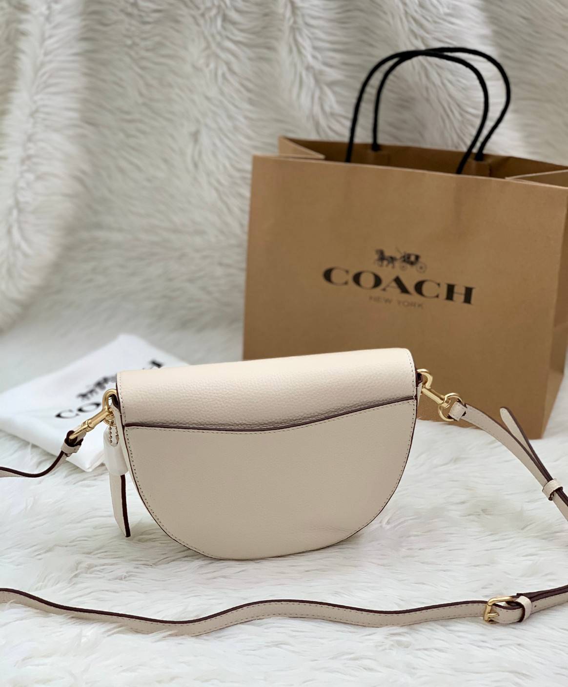 พร้อมส่งที่ไทยครบทั้ง6สีค่ะ 😘 Coach Ellen Crossbody In Signature ((C1432)) กระเป๋าทรงฮาฟมูนรูปทรงคลาสสิก ออกแบบให้มีลักษณะโค้งมน ไม่ดูเป็นทรงแข็งจนเกินไป ดีไซน์และสีของกระเป๋ายังเรียบง่าย เข้าได้กับทุกชุด สะพายครอสบอดี้ร์//สะพายข้าง หรือถือแบบคลัท