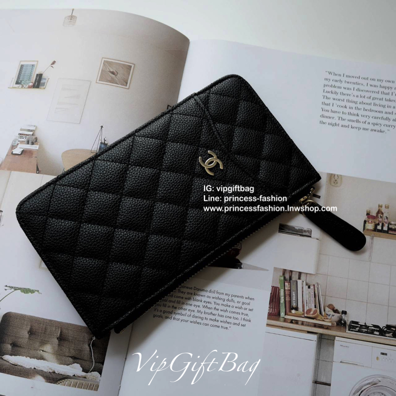 พร้อมส่งที่ไทยแล้วค่ะ♡♡ **สำหรับคนชอบพกน้อย **กะทัดรัด แนะนำรุ่นนี้คะ งานพรีเมี่ยมกิ้ฟท์จากเค้าเตอร์ต่างประเทศ กระเป๋าสตางค์ทรงสวย สะดุดตา หนังสัมผัสลายด้าน จากแบรนด์ CHANEL (GWP) ด้านหน้ามีโลโก้แบรนด์ CC สีทองหรู **อะไหล่สีทองทั้งใบ มีช่องซ