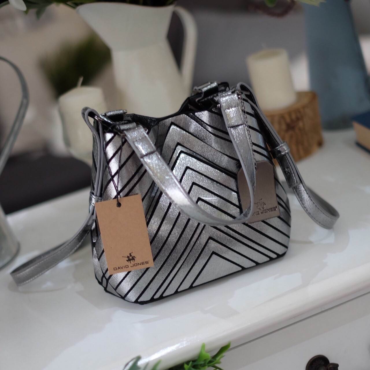 ลายใหม่ V shape หนังวิ้งๆ ลาย Limited edition หายาก สวย modern มากค่า 👍ปรับทรงได้ 2 แบบ น่ารักมาก สี Gloss grey สวยเข้ากับชุดง่ายมาก 💥💥น้ำหนักเบาเพียงแค่ 3.5 ขีดเท่านั้น !!!! 📌📌กระเป๋า จากแบรนด์ David Jones กระเป๋าส