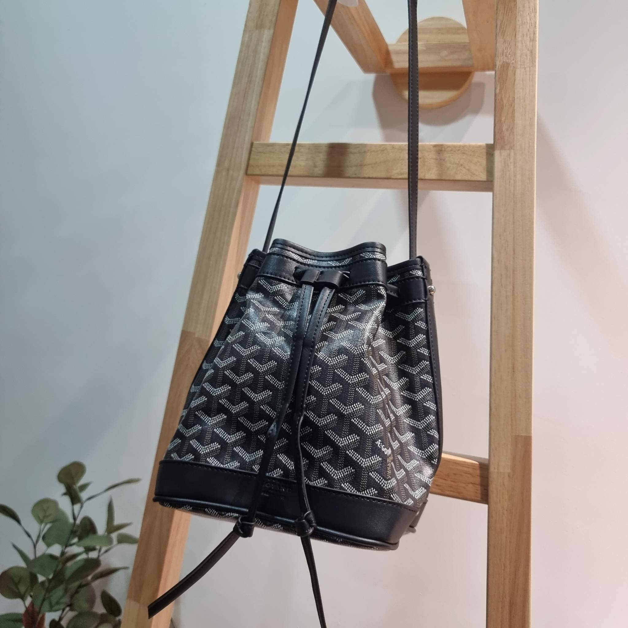 GOYARD PETITE FLOT BUCKET BAG กระเป๋าสะพายทรงบัคเก็ต ที่ดีไซน์สะดวกต่อชีวิตมาก รูปทรงคลาสสิค ดีไซน์เป็นเอกลักษณ์ สดใสทุกสี ดูผู้ดีในตัว วัสดุหนังแคนวาสพิมพ์ลายสวยคม ปากกระเป๋ารูดเปิด-ปิดได้ตามชอบ ภายในเป็นช่องโล่ง ใส่กระเป๋าสตางค์ มือถือ ได้ครบถ้วน มาพร้อ