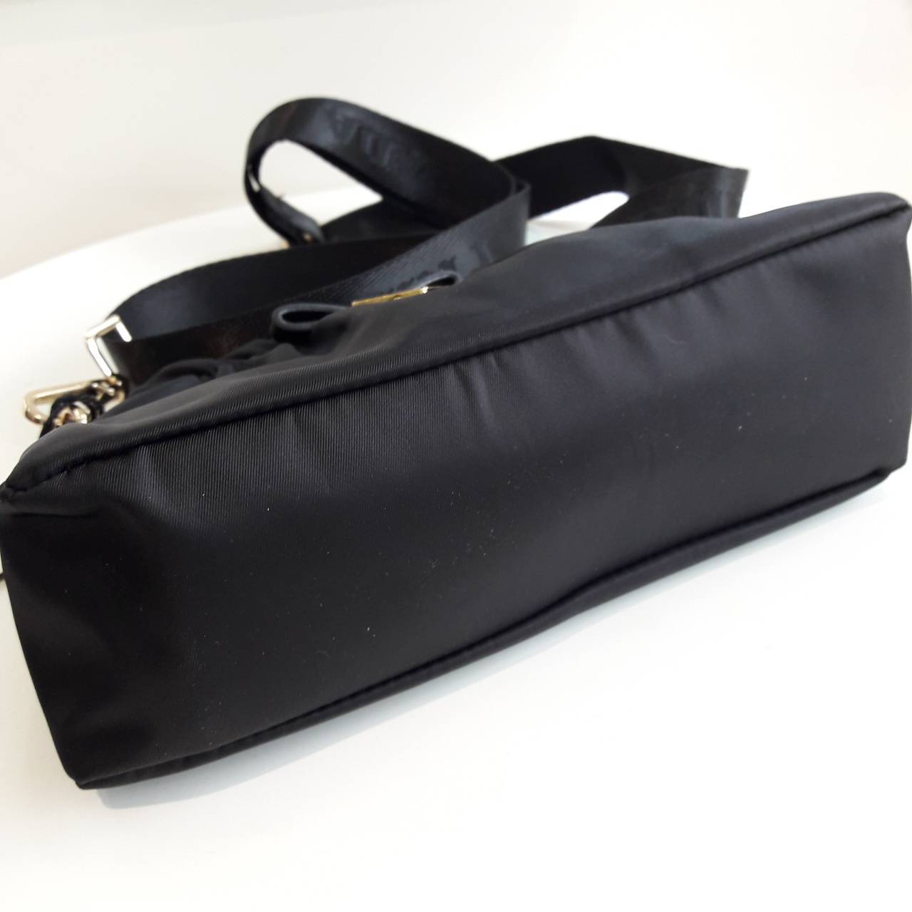 New arrival! **งานไซส์น่ารัก จากงานพรีเมี่ยมกิ้ฟ เคาเตอร์ต่างประเทศ Prada มีมาให้จับจองคะ รุ่นยอดฮิตที่สาวๆตามหากัน ภายนอกจับจีบปากกระเป๋า ดีมาก วัสดุผ้าNyonกันน้ำ เปิด/ปิดด้วยซิป สามารถคล้องมือเกร๋ๆ หรือจะถือเป็นครัชก็ไฮโซไปอี้ก ภายในเย็บติดป้ายหนังแบรนด