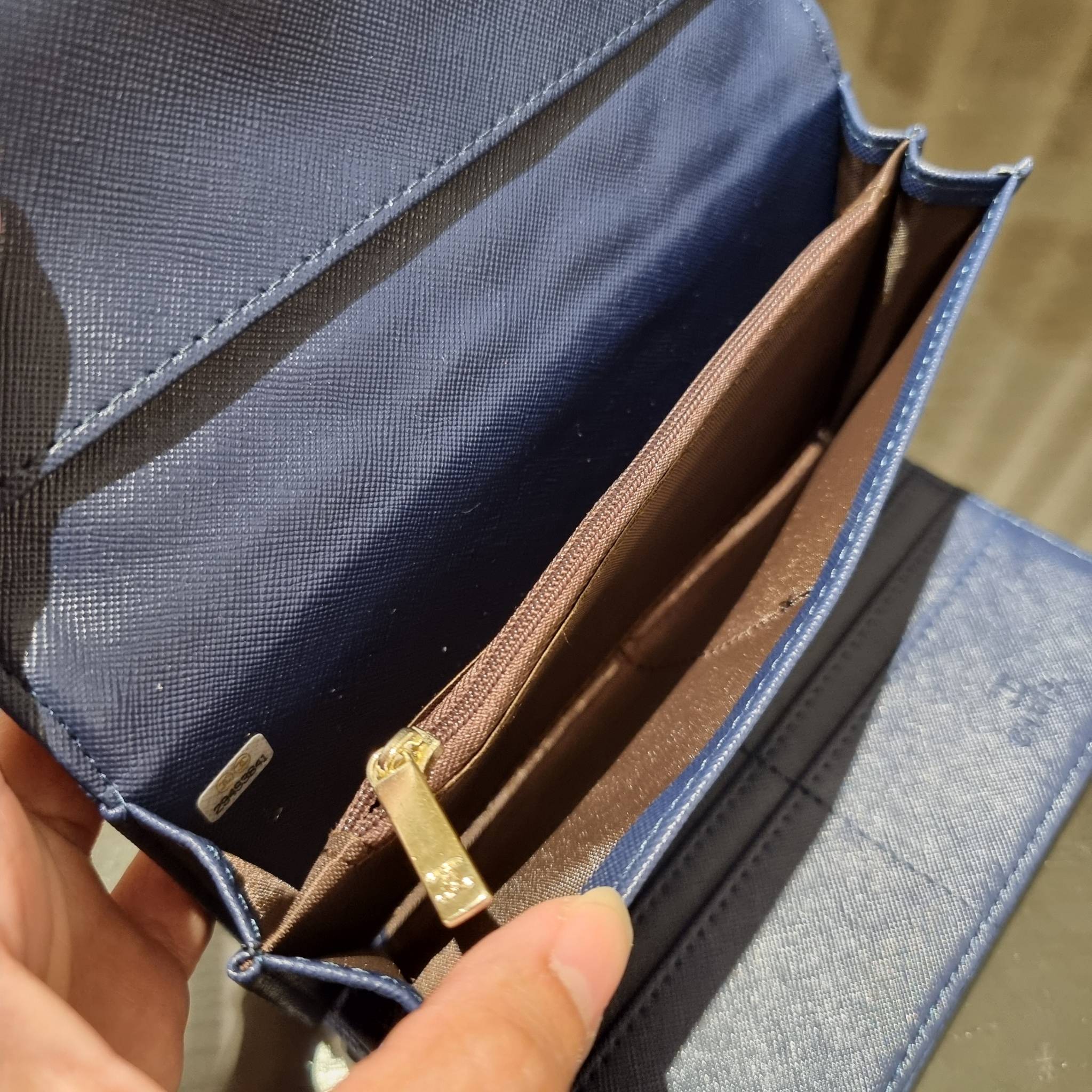 VIP 】กระเป๋าสตางค์ใบยาวรุ่นฝาพับที่ถามหากันมากที่สุด!! สวยรับทรัพย์จาก Chanel วัสดุหนังลายคาร์เวีย ลุคผู้ดีที่สุด เปิด-ปิดด้วยกระดุมแม่เหล็ก ภายในกระเป๋ามีช่องใส่บัตรได้เยอะ ใส่ธนบัตร ใส่เหรียญได้ มีช่องซิปแยกอีกหนึ่งช่อง ดีไซน์เรียบหรูดูคลาสสิค!! สาวๆห้า