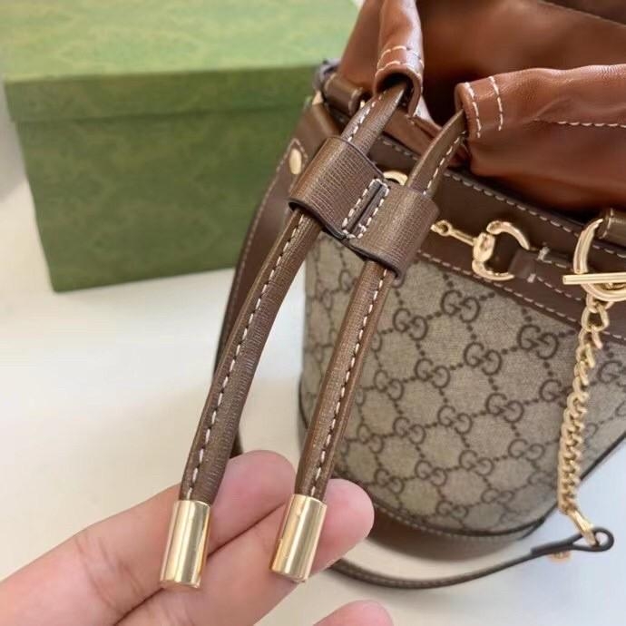 VIP 】Gucci Horsebit Gift Bag กระเป๋าสะพายข้าง Premiumgift วัสดุหนังแท้ เปิด-ปิด ด้วยกระดุมแม่เหล็ก ด้านในโล่ง ใส่ตังค์ ใส่โทรศัพท์ Iphone+ ได้ สายยาวปรับระดับได้ Crossbody ได้ น้ำหนักเบา มาพร้อมกล่องแบรนด์ สวยหรูดูแพง จะซื้อใช้เองหรือเป็นของขวัญก็เหมาะ ได