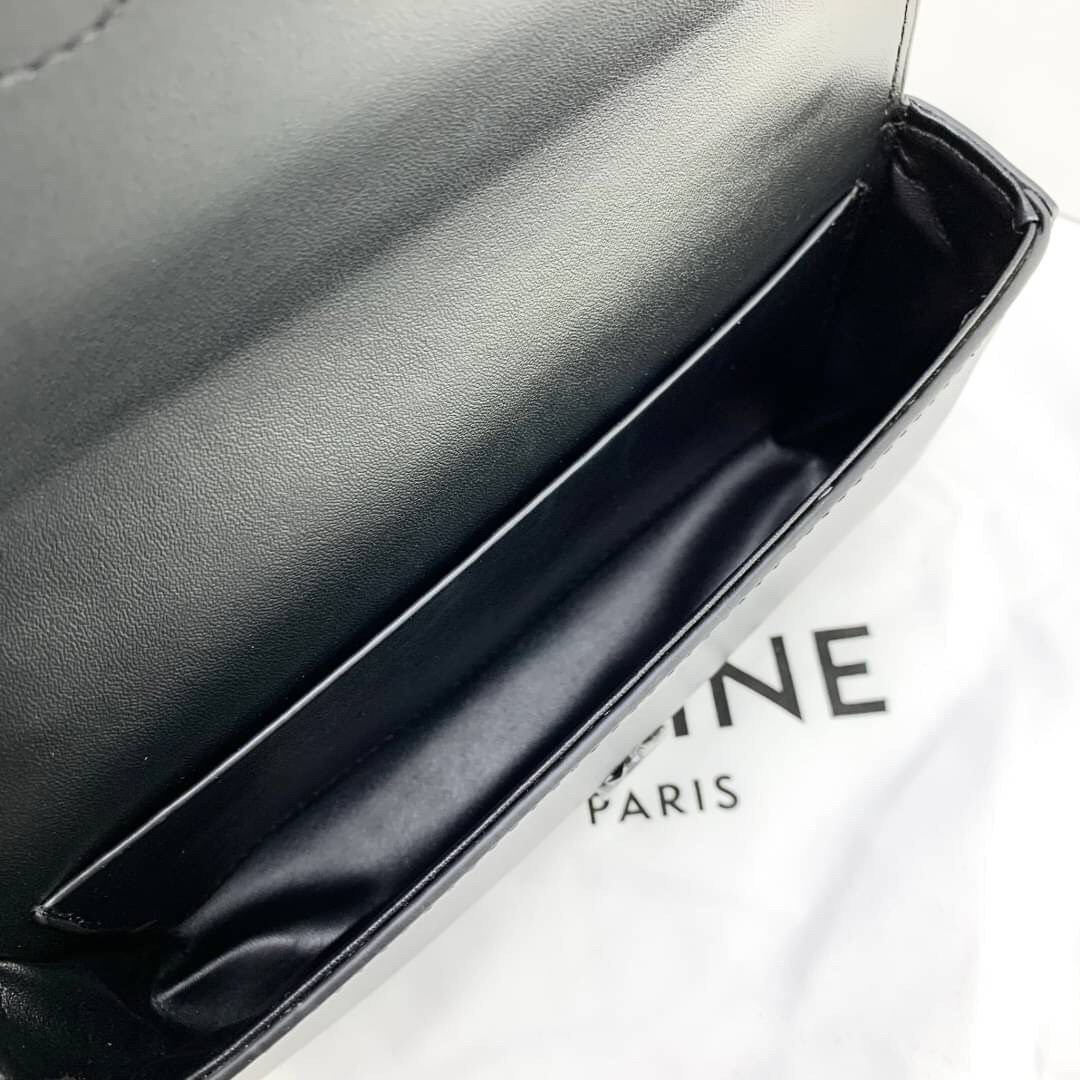 หนังแท้ CELINE CHAIN SHOULDER BAG CUIR TRIOMPHE IN SHINY CALFSKIN ANIS / CELINE TRIOMPHE SHOULDER BAG หนังแท้ทั้งใบสวยหรู แบบใหม่ล่าสุด โลโก้หนังคลาสิกที่สุดค่ะ จุของได้กำลังดี เหมาะกับสาวๆในวันที่อยากครอสบอดี้ชิลๆ ห้ามพลาดค่ะ!