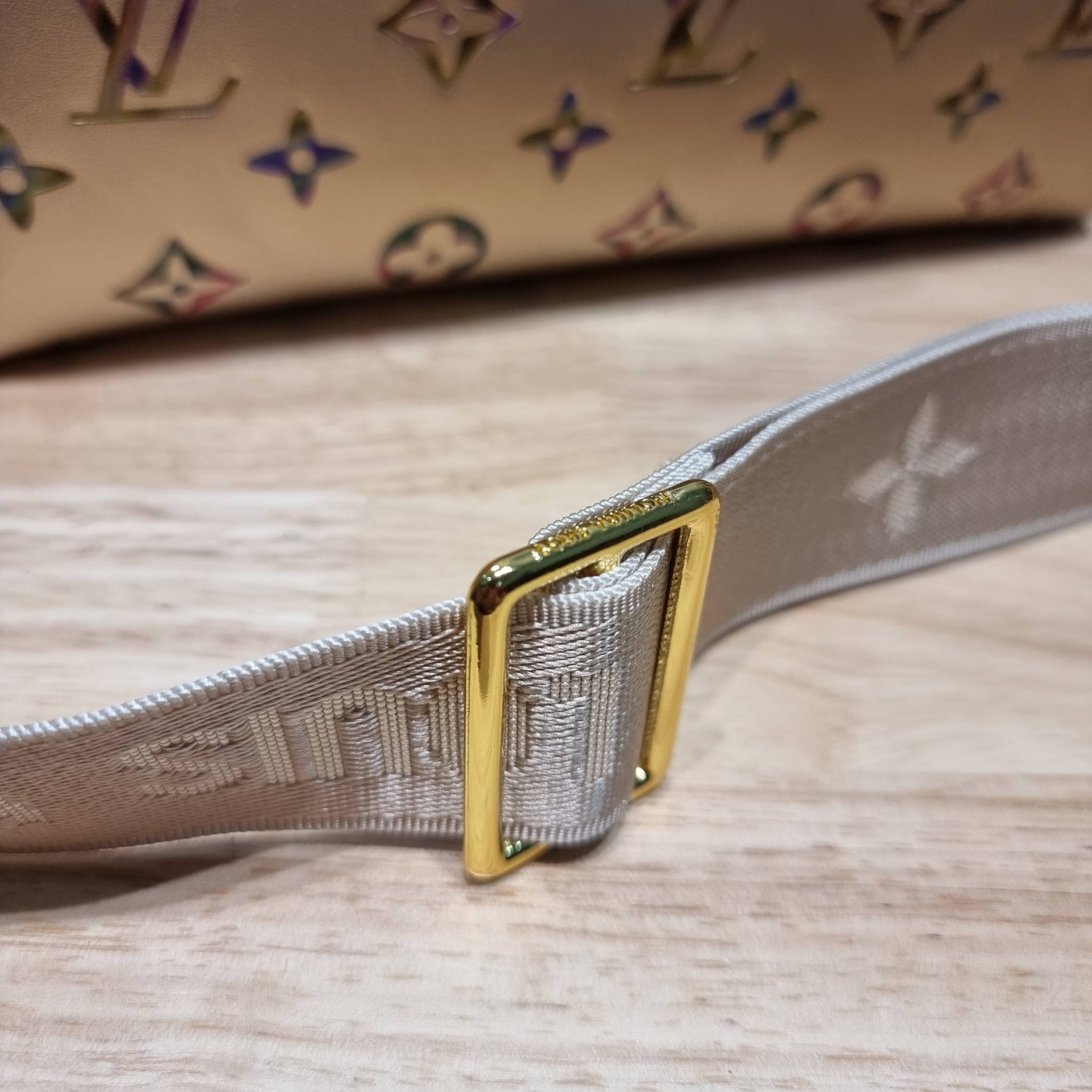 LV Coussin Bag / LV HANDLE POUCH MONOGRAM LIMITED EDITION กระเป๋าสะพายกึ่งคลัชท์ สุดล้ำ ดีไซน์ใหม่ สีลิมิเต็ดมาแรงมาก ด้วยความสวยปังตั้งแต่แรกเห็น วัสดุหนังแกะปั๊มลายสวย มาพร้อมสาย 2 เส้น เชิดๆสับๆ