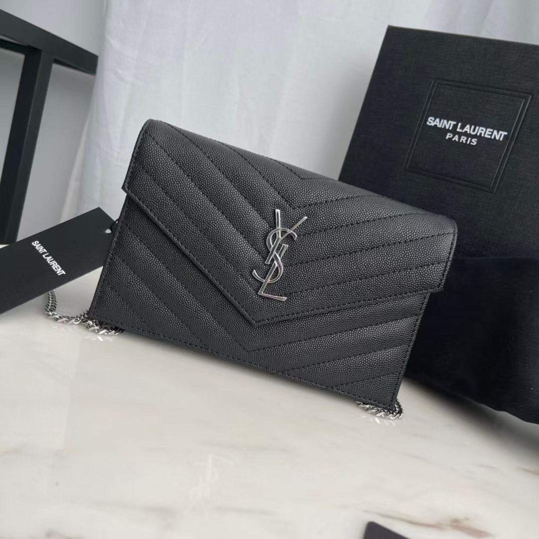 VIP 】หนังแท้ YSL Saint Laurent Envelope WOC 7.5” กระเป๋าเงิน wallet on chain ที่มาพร้อมสายสะพายแบบโซ่ ขนาด 7.5” หนังวัวติดโลโก้ YSL มีทั้งอะไหล่เงิน ทอง และดำ ด้านในมีช่องซิป และช่องใส่การ์ด 6 ช่อง เรียบหรู คลาสสิคมากๆ เลยค่ะ