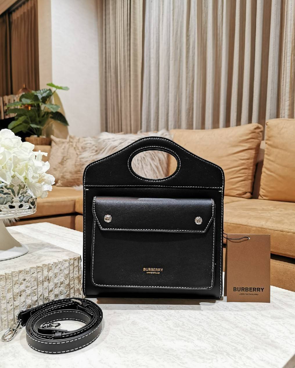 BURBERRY FRAGRANCES CROSSBODY BAG VIP GIFT WITH PURCHASE (GWP) พรีเมี่ยมกิ๊ฟ Limited Edition ใหม่ล่าสุดจาก BURBERRY PERFUME วัสดุหนังแท้ Calf Skin ทรงเหลี่ยม ดีไซน์สวยหรูอยู่ทรง ด้านหน้ามีช่องใส่ของ ภายในโล่งกว้าง มีช่องซิปแบรนด์ สามารถใส่กระเป๋าสตางค์ใบย