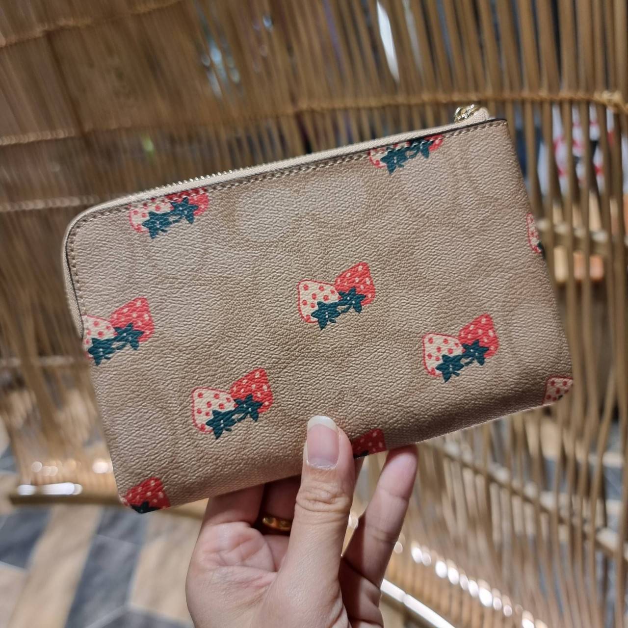 COACH 2972 CORNER ZIP WRISTLET IN SIGNATURE CANVAS WITH BUTTERFLY PRINT มาแล้วจ้า ไอเท็มสุดปัง!! ฮิตไม่เลิก!! พร้อมลวดลายสุดคิ้วท์ น่ารักน่าใช้ขึ้นไปอีก กระเป๋าคล้องมือ ขนาดเหมาะพกพา วัสดุหนังแคนวาส ภายในเป็นช่องโล่ง ใส่ธนบัตร หรือใส่บัตร ใส่เหรียญ ได้หมด
