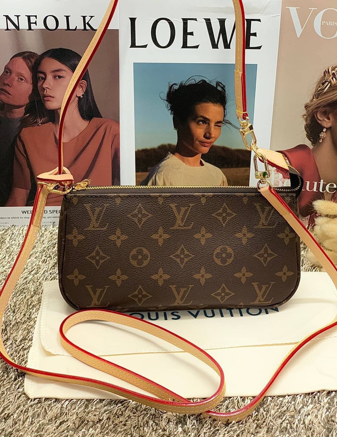น้องน่ารักน่าใช้มากๆค่ะ LOUIS VUITTON POCHETTE ((Premium Gift Lv)) กระเป๋าหิ้ว//คล้องไหล่//สะพายข้าง//หรือถือแบบคลัท ชิลๆได้เลยค่า หนังแกะแท้นิ่มสวย เปิดปิดกระเป๋าแบบซิป ภายในสามารถใส่กระเป๋าเงินใบกลางได้; มือถือได้;พาสปอร์ตได้;ของจำเป็นจุกจิกสาวๆได้เยอะเ