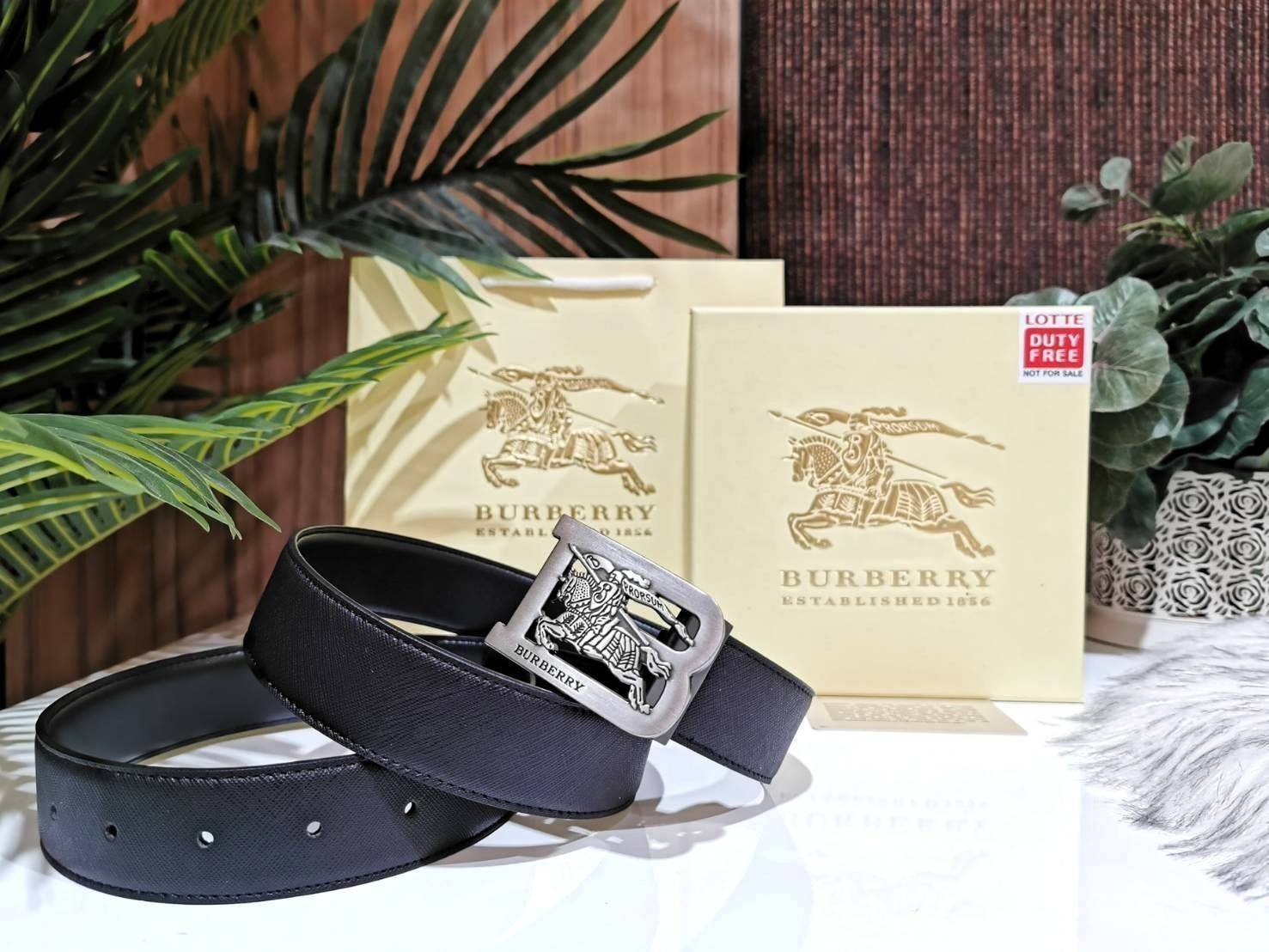 Burberry Leather Belt VIP Gift With Purchase (GWP) เข็มขัดหนังแท้ดีไซน์สวยหรูคลาสสิคพรีเมี่ยมกิ๊ฟ Limited Edition จาก Burberry DutyFree Counter โดดเด่นที่หัวเข็มขัดโลโก้แบรนด์พร้อมสายเข็มขัดหนังแท้ Saffiano สีดำสุดคลาสสิคเอ้าได้กับทุกชุดไม่มีเอ้าท์ ใน Ori