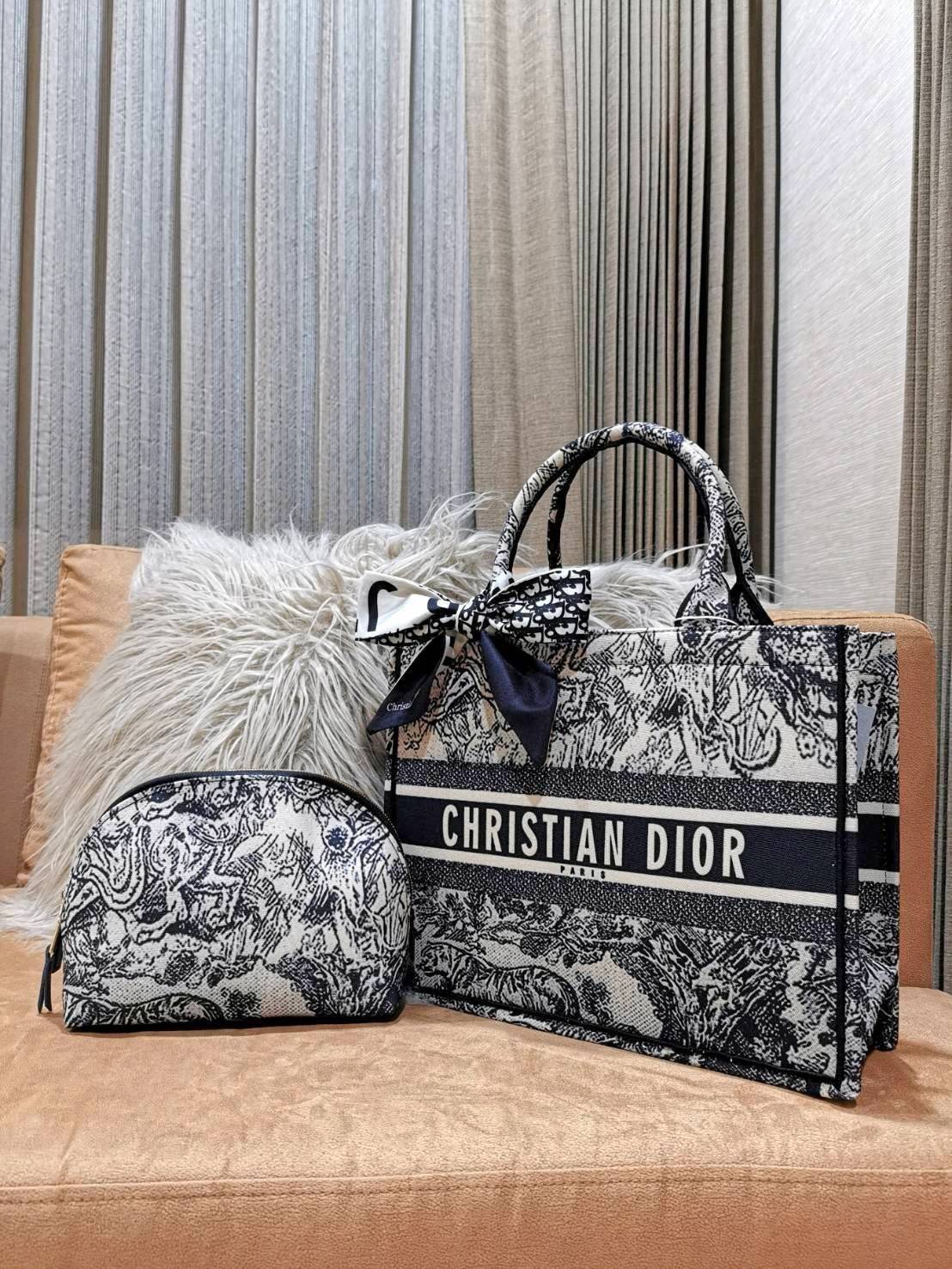 "ซื้อ1ได้ถึง2ใบ!" DIOR TOTEBAG WITH CLUTCH สวยหรูดูดี Setสุดคุ้มได้ทั้งกระเป๋า Dior Anagram Totebag + กระเป๋าคลัชเครื่องสำอาง + Dior Twilly สำหรับผูกกระเป๋าหรือผูกผมได้ ไอเท็มสุดฮิตสวยปังน่าใช้น่าสะสม มาพร้อมกล่องแบรนด์ จะซื้อใช้เองหรือมอบเป็นขอ