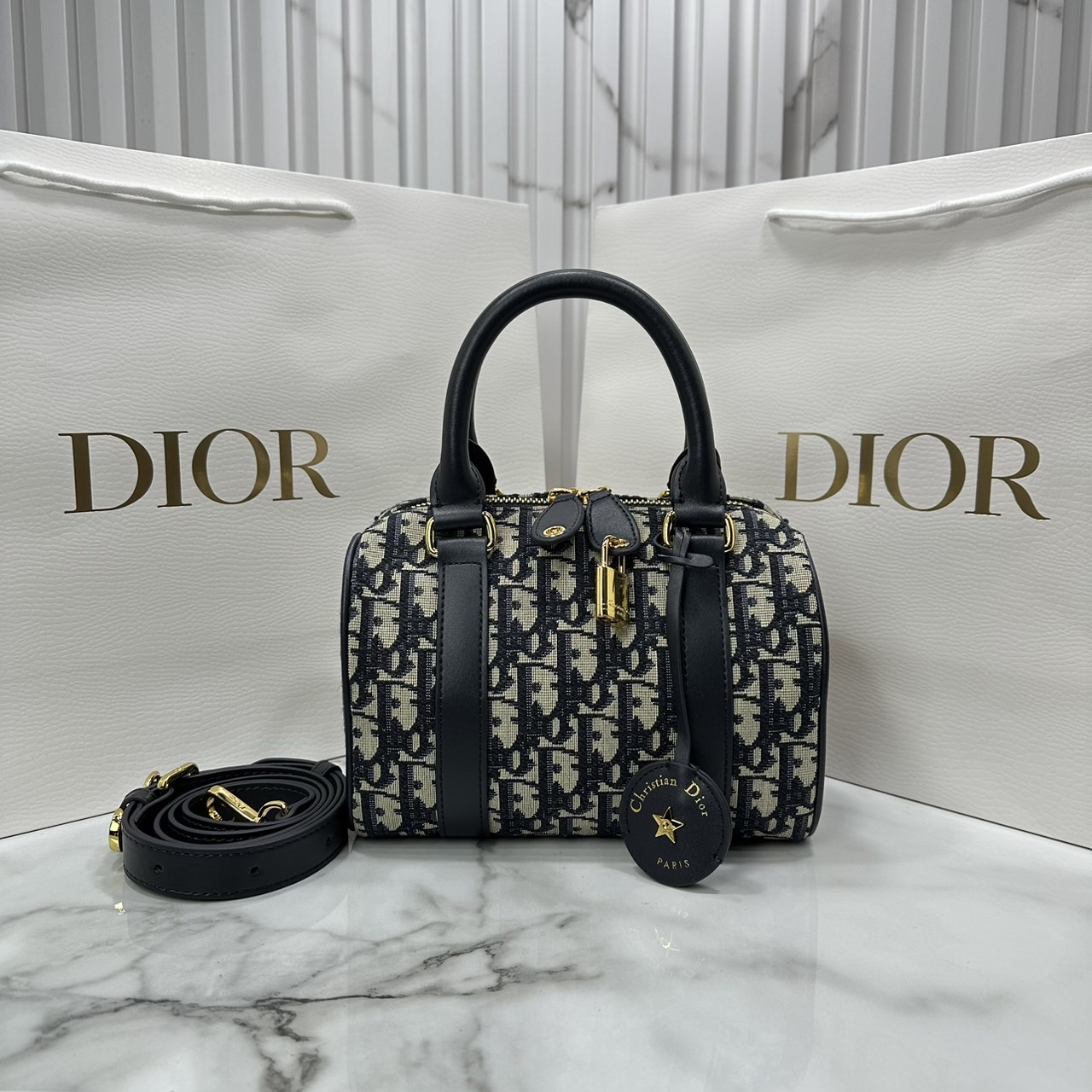 DIOR Groove 20 Bag / Dior Keepall Macrocannage Leather / Oblique Jacquard กระเป๋าสะพายทรงบอสตัน Keepall ทันสมัยและสง่างาม ใช้งานได้ทั้งแบบสะพายไหล่หรือสะพายแบบครอสบอดี้ เหมาะเป็นไอเทมคู่ใจในชีวิตประจำวัน เกรดออริ 1:1