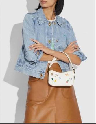 imited edition🌸 COACH C2766 SWINGER WITH GARDEN EMBROIDERY พร้อมส่งที่ไทย สวยก่อนใครชั่วโมงนี้ค่ะ💐 กระเป๋าหิ้ว//สะพายข้างได้ หนังแท้ หนังนิ่ม นุ่มมือดีมากๆค่ะ 🌸จุดเด่นด้านหน้าเป็นงานปักเน้นๆ3D สวยสะดุดตามากทีเดียวค่ะ เปิดปิดกระเป็า