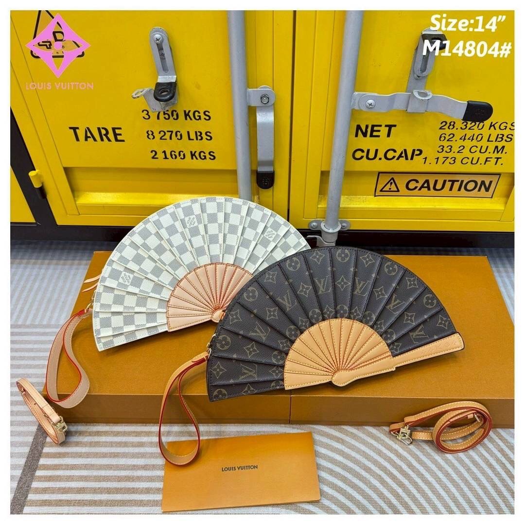 LV Fan Clutch Bag กระเป๋าทรงคลัชรูปทรงคล้ายพัดพับได้ ดีไซน์น่ารักสดใส ใหม่ล่าสุด โดดเด่นไม่เหมือนใคร