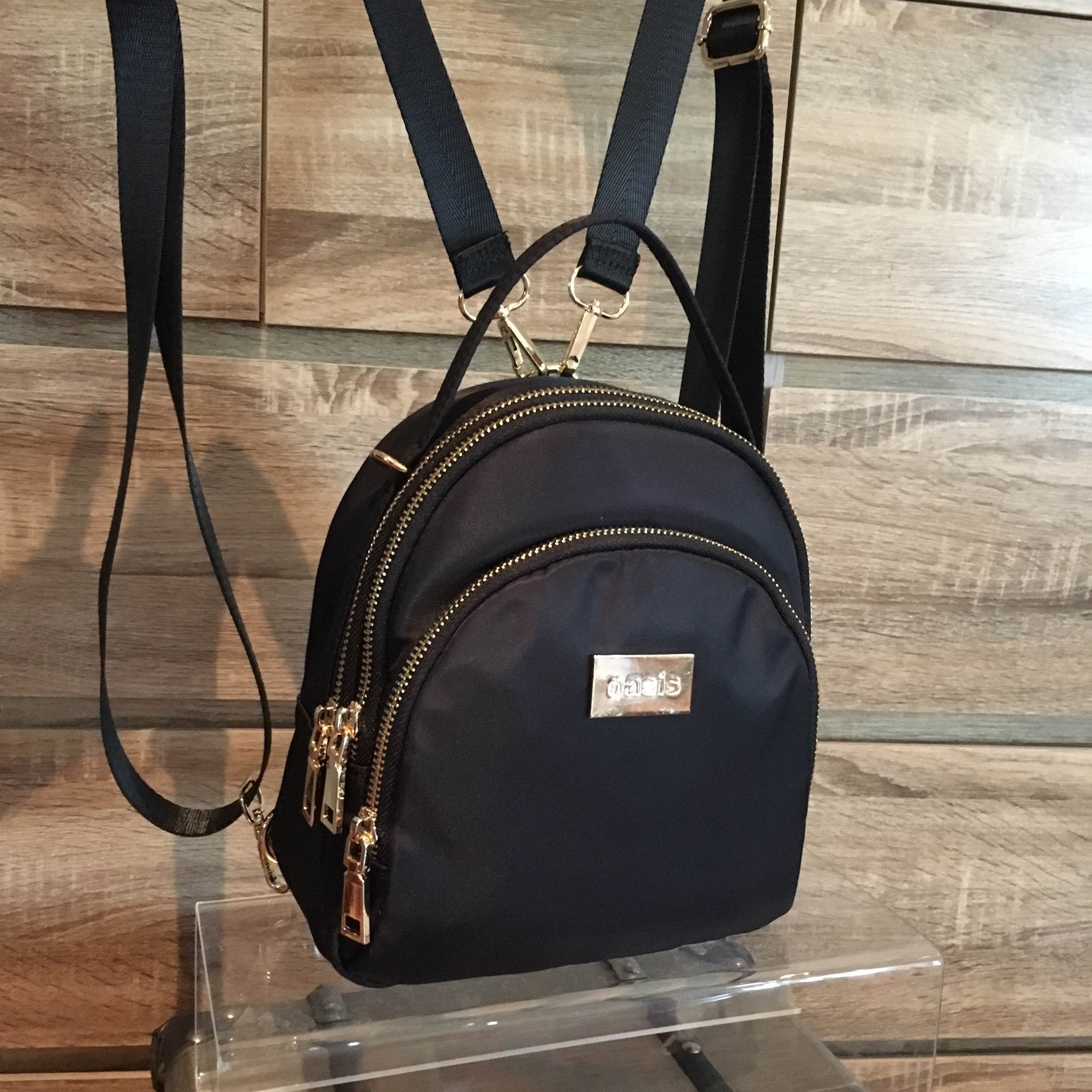 กระเป๋าเป้!!! ทรงน่ารักมากๆๆๆ จากแบรนด์ OASIS รุ่นพิเศษ ช่องซิป 3 ช่องใหญ่ + สายยาวถอดได้ ปรับสะพายได้หลายรูปแบบค่า จุดเด่นที่ >ตัวกระเป๋าทำจากผ้าไนล่อนเนื้อดี >น้ำหนักเบามาก >สายกระเป๋า ถอดปรับ สะพาย หลัง สะพายข้าง ลำตัว หรือ สะพายพาดไหล่ได้คะ &