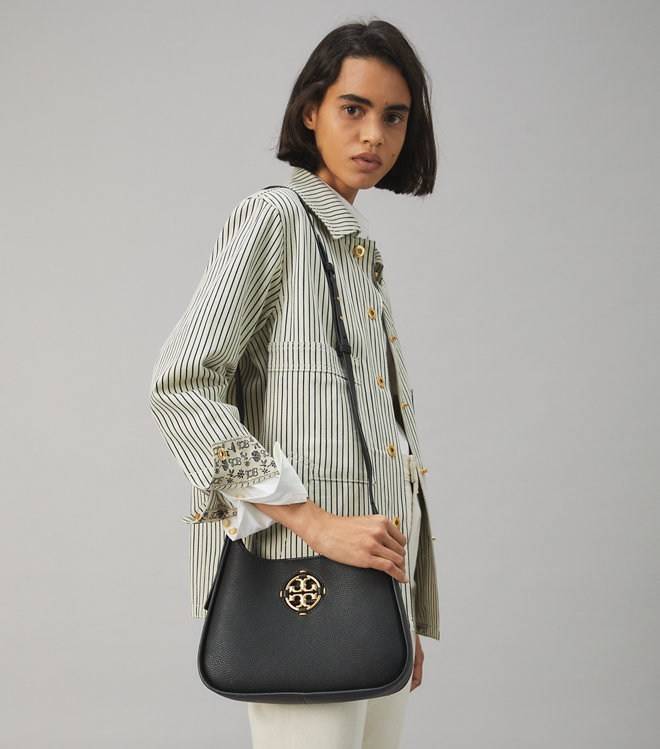 Tory Burch Miller Small Classic Shoulder Bag กระเป๋าที่เป็นได้มากกว่ากระเป๋าสะพายไหล่ โดยทางแบรนด์มีการออกแบบที่การต่อสายให้มาในลุคช์สะพายข้างได้ เป็นเอกลักษณ์ไม่ซ้ำใคร รูปทรงคลาสสิค เปิดปิดด้วยแม่เหล็กเพิ่มความปลอดภัย วัสดุหนังวัวแท้นุ่มต่อผิวสัมผัส มาคู
