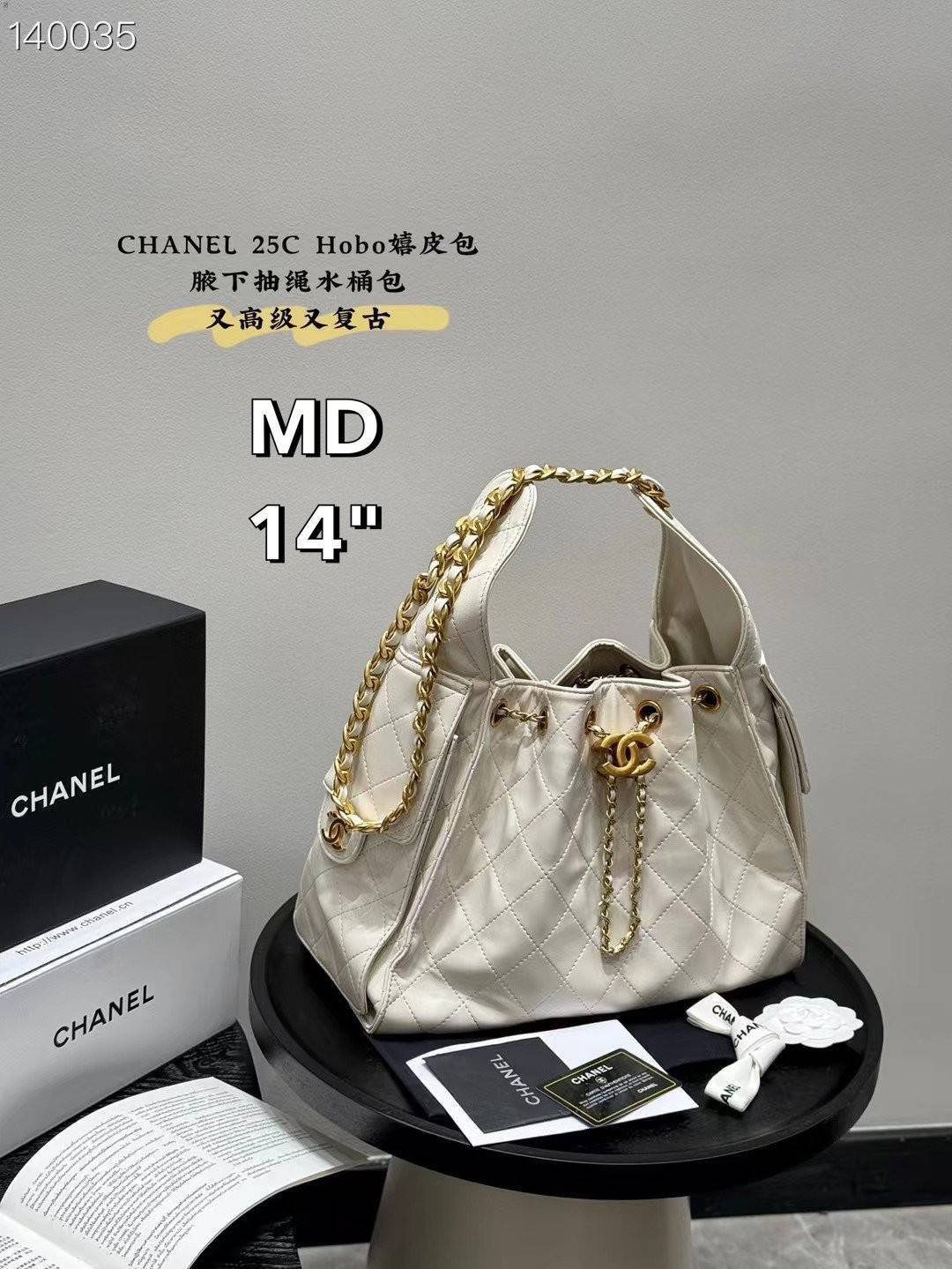 CHANEL 25 Medium Handbag กระเป๋าสะพายทรงโฮโบใบใหญ่ คอลใหม่ล่าสุด ต้อนรับฤดูกาล SPRING-SUMMER 2025 รูปทรงใช้งานได้จริง จุของได้ ถือเก๋ๆ เอวี่เดย์ลุค บอกเลยว่าดีไซน์เก๋มาก