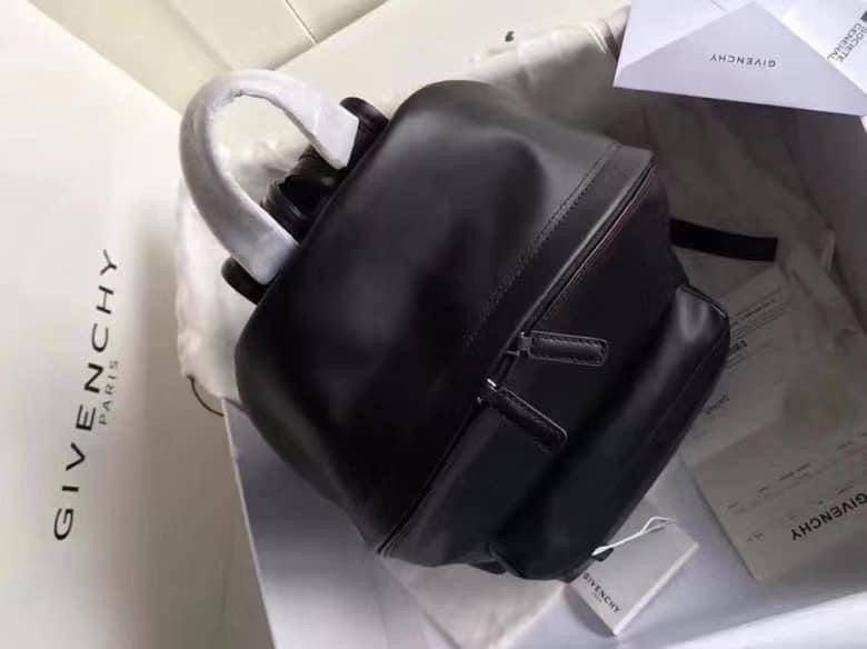 หนังแท้ GIVENCHY PARIS IN LEATHER BACKPACK พร้อมส่งที่ไทย งานเกรดออริจินอล ใช้งานต่างประเทศได้ กระเป๋าเป้ กระเป๋าสะพายหลังใบใหญ่ จุของได้เยอะ สีดำล้วนคลาสสิกมากๆค่ะ หนังแท้คุณภาพดียิ่งใช้หนังยิ่งสวย ใช้ได้ทั้งหญิง/ชาย ใบนี้คุ้มค่าราคามากๆ ทั้งดีไซน์และฟัง