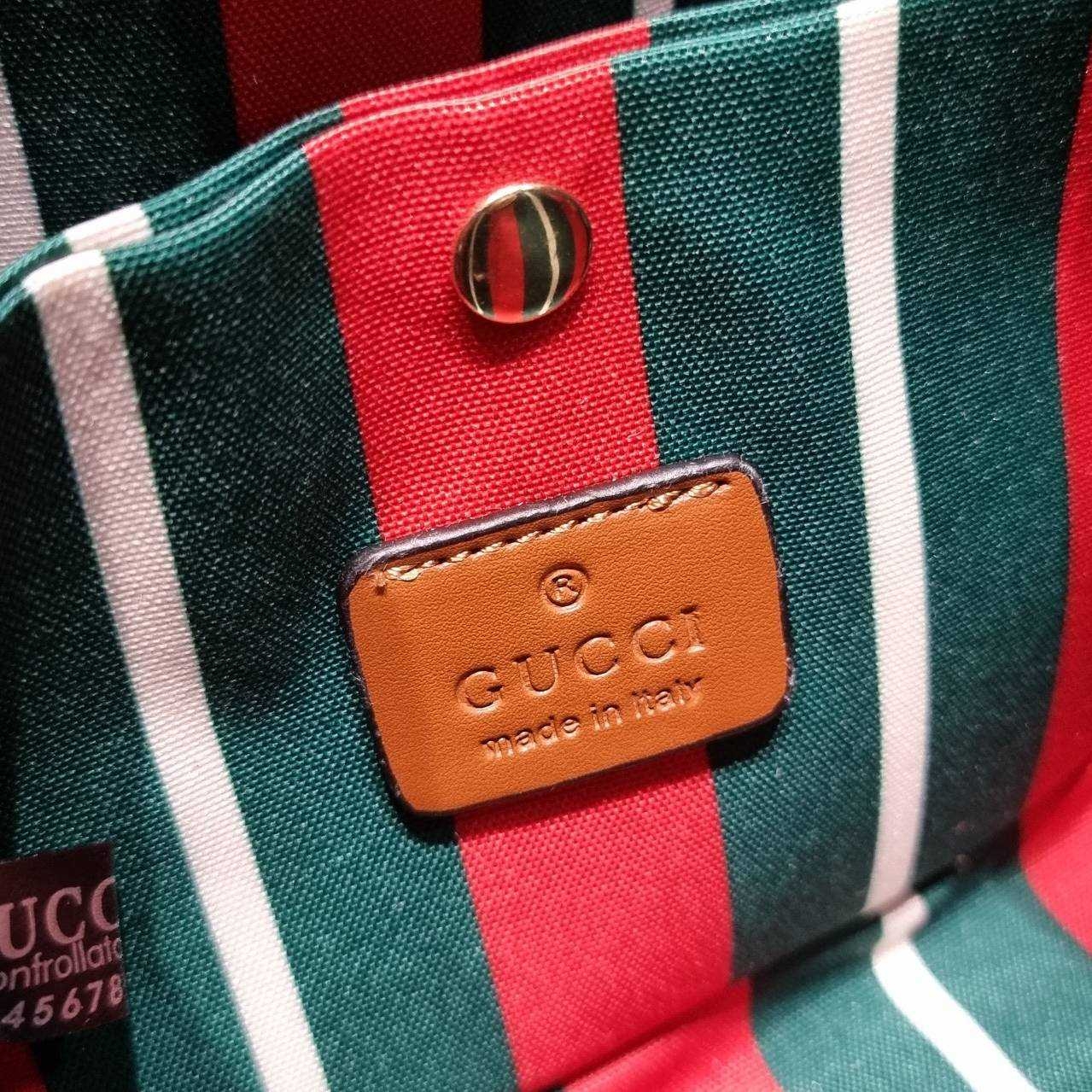 GUCCI GG Emblem mini bucket bag ดีไซน์คลาสสิคคงความเอกลักษณ์ กับรูปแบบใหม่กระเป๋าถือ/สะพายทรงบัคเก็ต ขนาดกำลังน่าใช้มากๆ