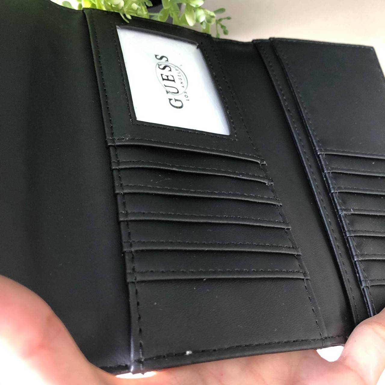 Guess long wallet กระเป๋าสตางค์ใบยาว หนังลาย saffiano ภายในมีช่องใส่ธนบัตร, บัตร, ช่องใส่รูป และช่องซิปใส่เหรียญด้านหลังค่ะ