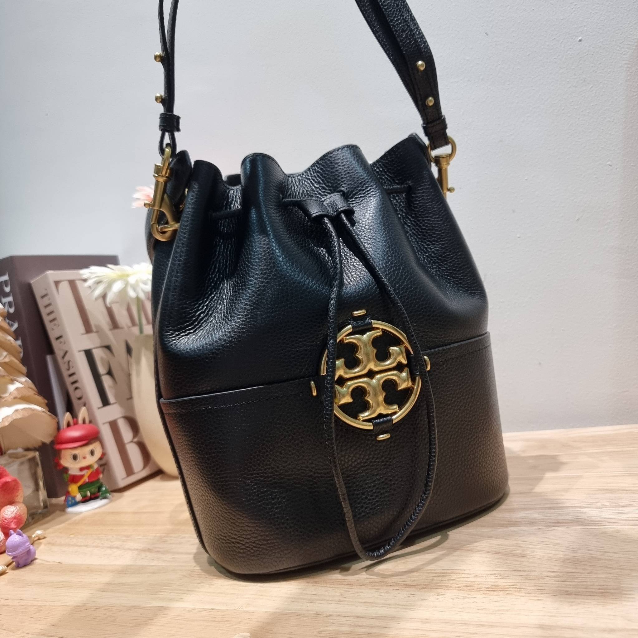 TORY BURCH MILLER BUCKET BAG / Tory Burch Bag รุ่นยอดนิยม สวยหรู ดูผู้ดี กับกระเป๋าสะพายบัคเก็ตใบใหญ่ โดดเด่นด้วยโลโก้สีทอง รูปทรงคลาสสิค ใช้งานง่ายด้วยหนังรูด