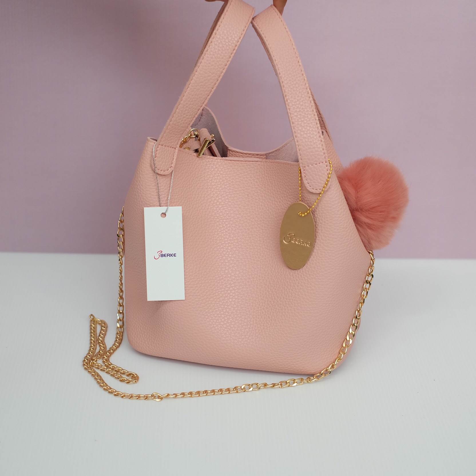 รุ่นใหม่ล่าสุดจาก แบรนด์ Berke สวย หรู เวอร์วัง อีกแล้วค่า กับกระเป๋า 2 in 1 ปรับเก็บทรง ได้ถึง 2 แบบ มาพร้อมพวงกุญแจ ปอมปอม ฟรุ้งฟริ้ง น่ารักมาก คะ ตัวกระเป๋าเป็นหนัง PU อย่างดี เนื้อนิ่ม สามารถสะพายได้หลายรูปแบบ มีสายยาวให้คะ ใบนี้บอกเลย สวย คุ้มเกินราค